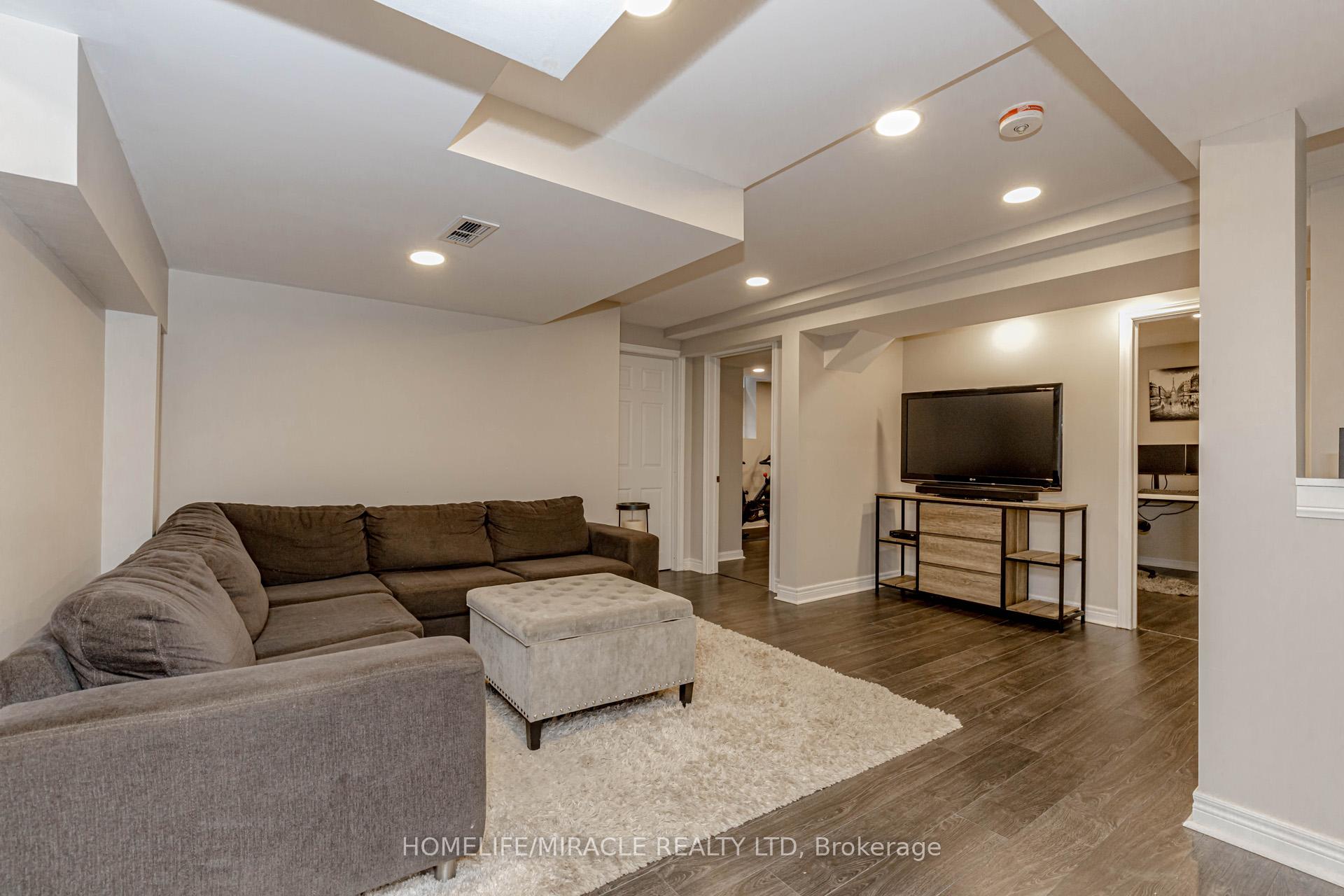 Photo 36 of 32 Masters Green Crescent, Brampton, Snelgrove — HOMEH