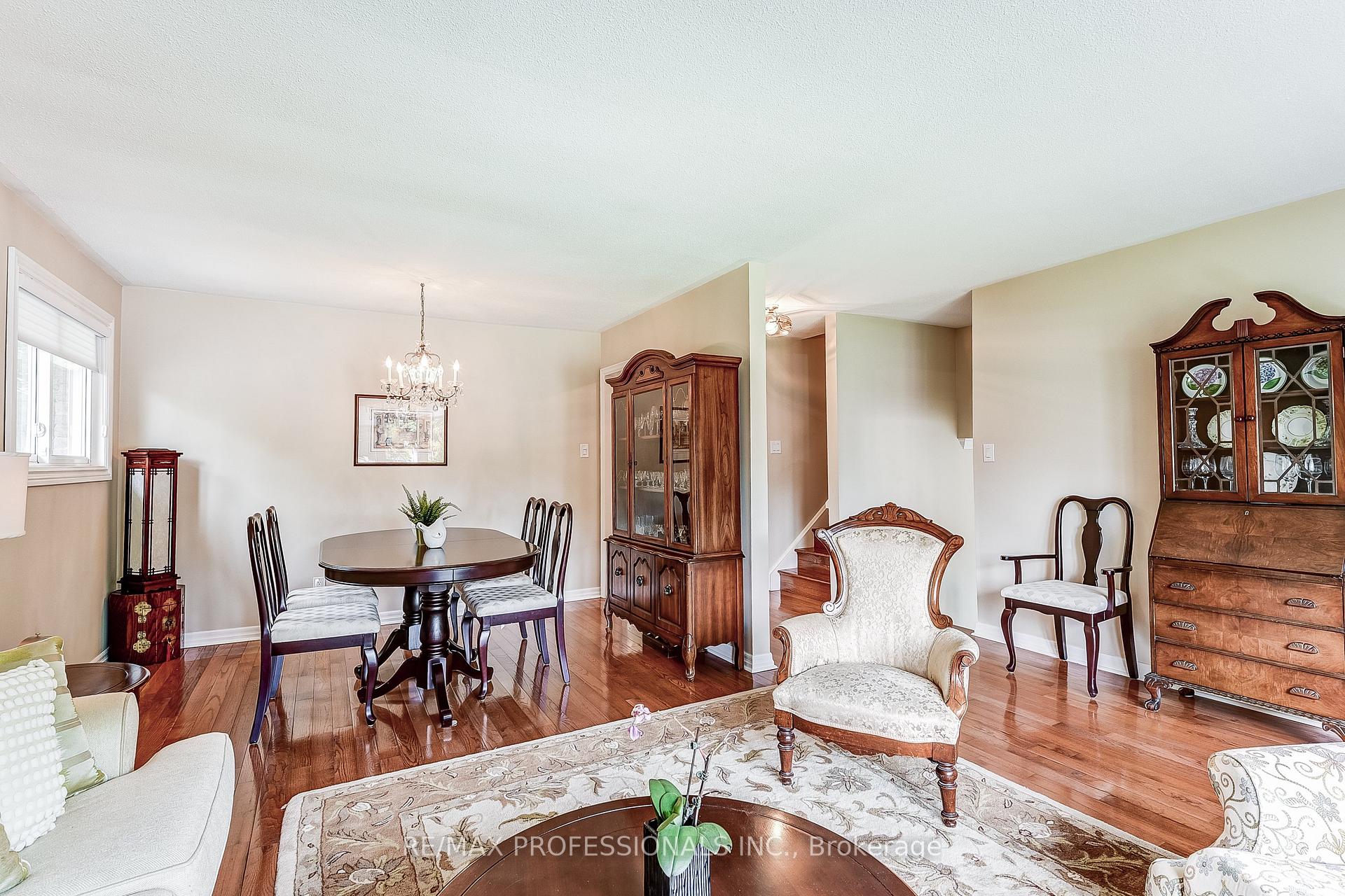 Photo 4 of 21 Birch Court, Aurora, Aurora Village — HOMEH