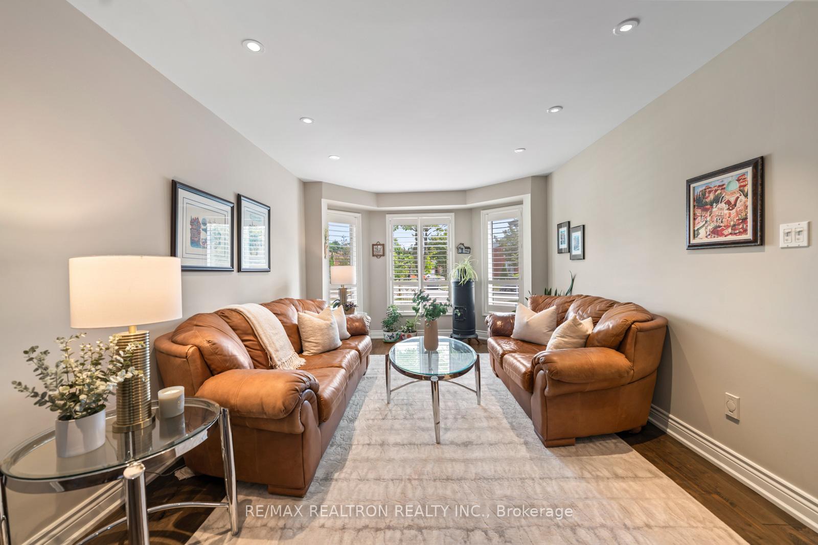 Photo 5 of 140 Millcroft Way, Vaughan, Brownridge — HOMEH