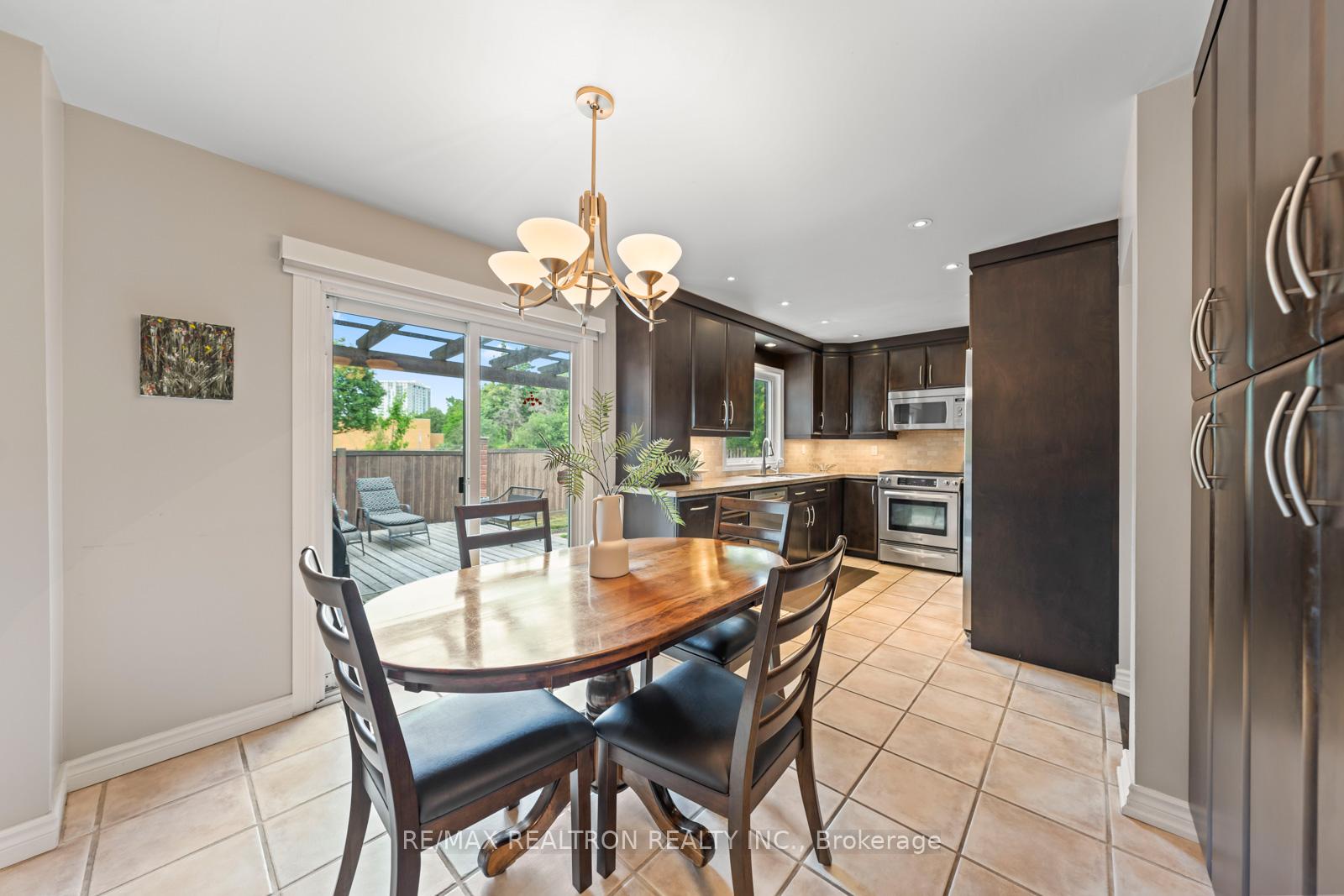 Photo 8 of 140 Millcroft Way, Vaughan, Brownridge — HOMEH