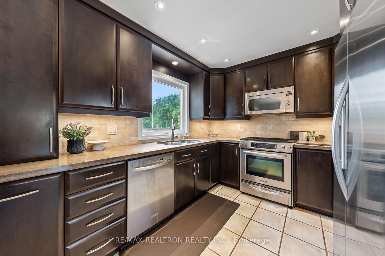 Photo 4 of 140 Millcroft Way, Vaughan, Brownridge — HOMEH