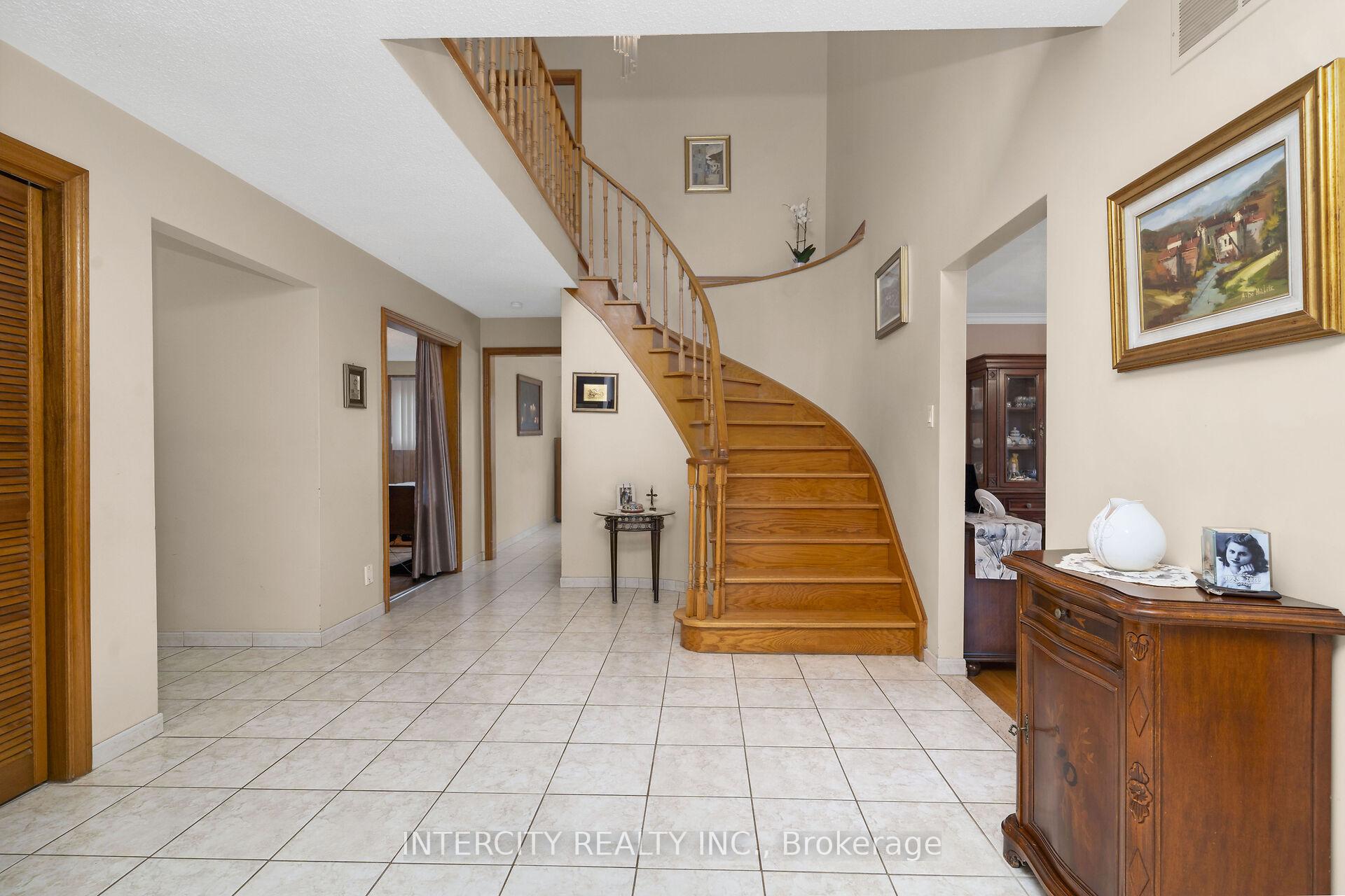 Photo 10 of 153 Jeanne Drive, Vaughan, East Woodbridge — HOMEH