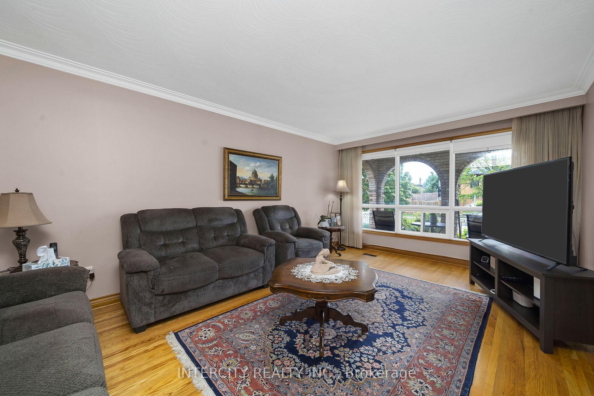 Photo 3 of 153 Jeanne Drive, Vaughan, East Woodbridge — HOMEH