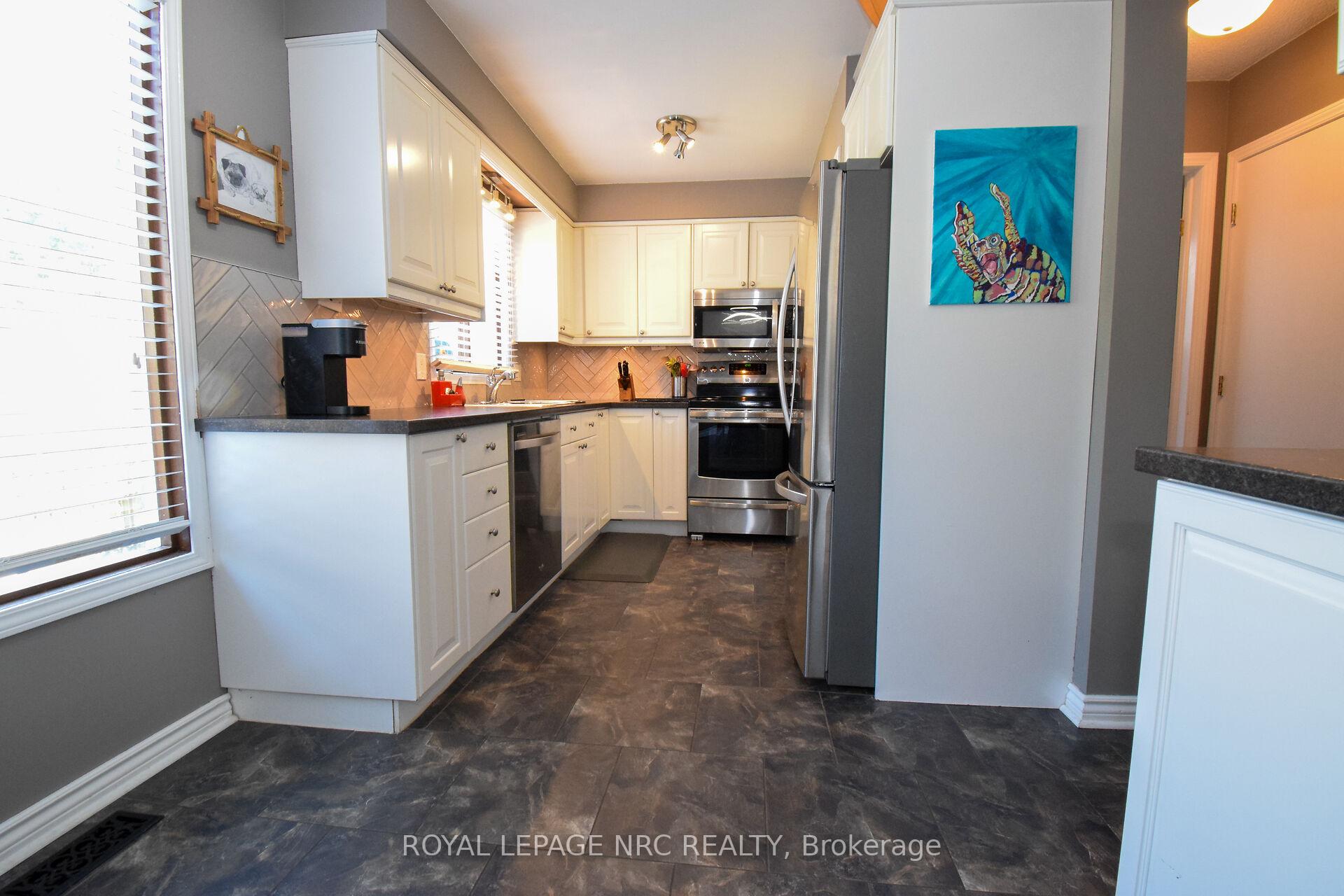 Photo 15 of 23 Greystone Crescent, St. Catharines, Lakeport — HOMEH