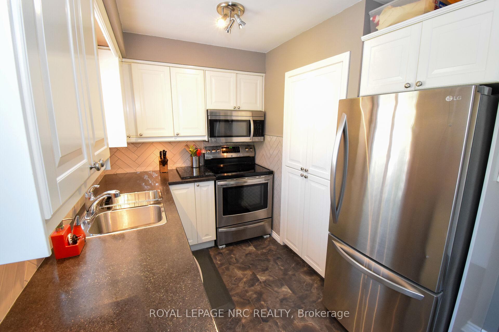 Photo 16 of 23 Greystone Crescent, St. Catharines, Lakeport — HOMEH
