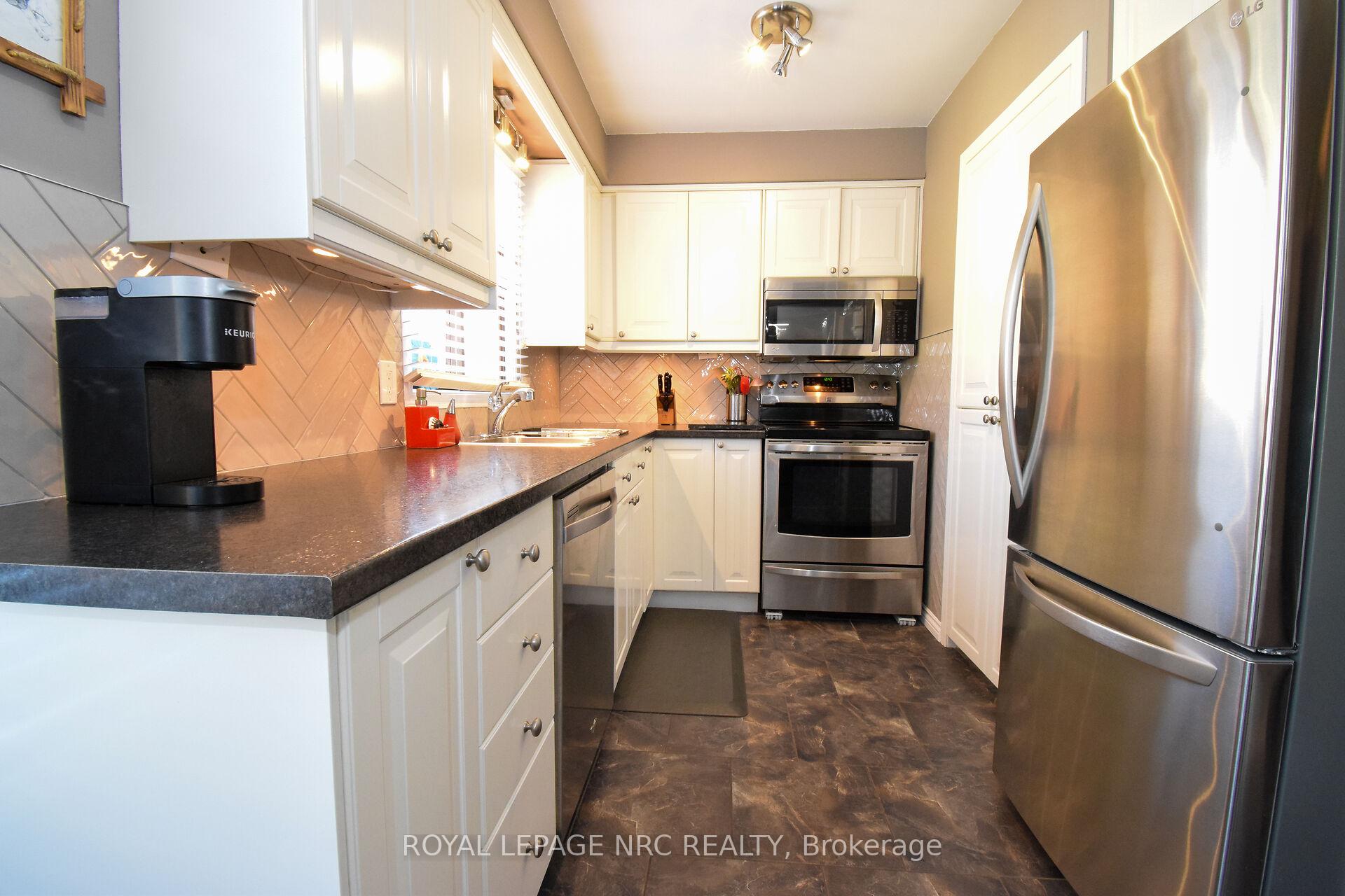 Photo 8 of 23 Greystone Crescent, St. Catharines, Lakeport — HOMEH