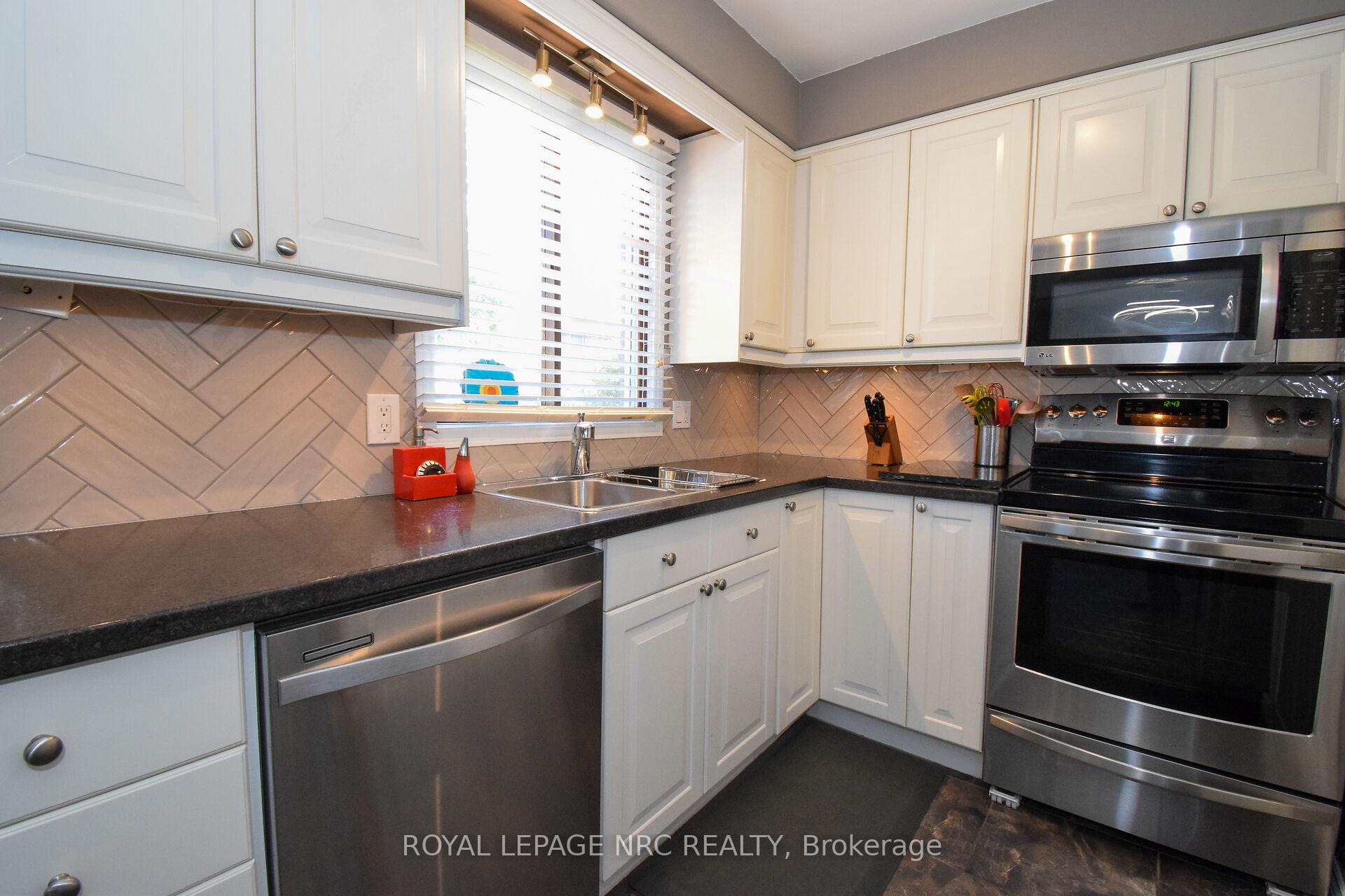 Photo 17 of 23 Greystone Crescent, St. Catharines, Lakeport — HOMEH