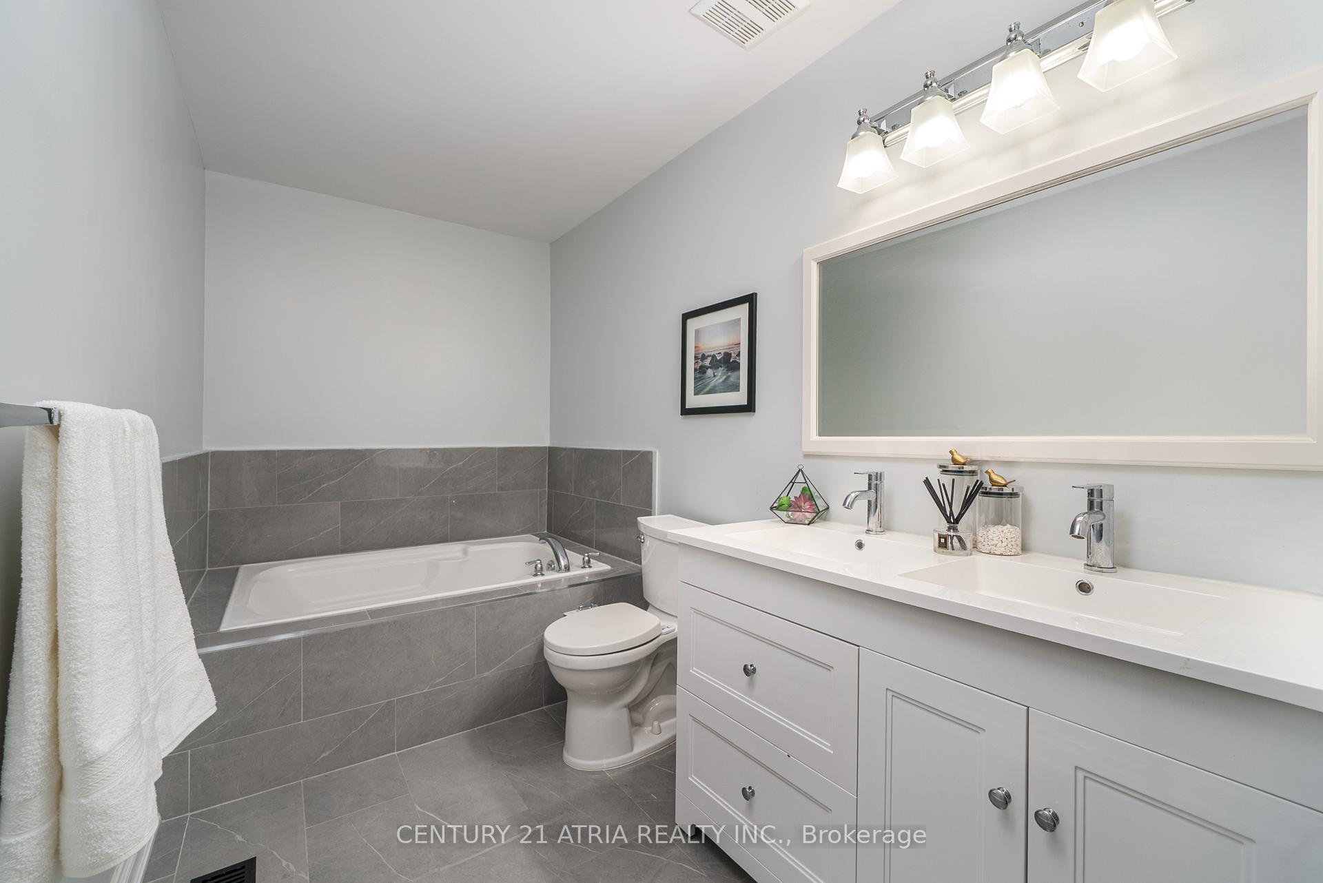 Photo 12 of 66 Daniel Reaman Crescent, Vaughan, Patterson — HOMEH