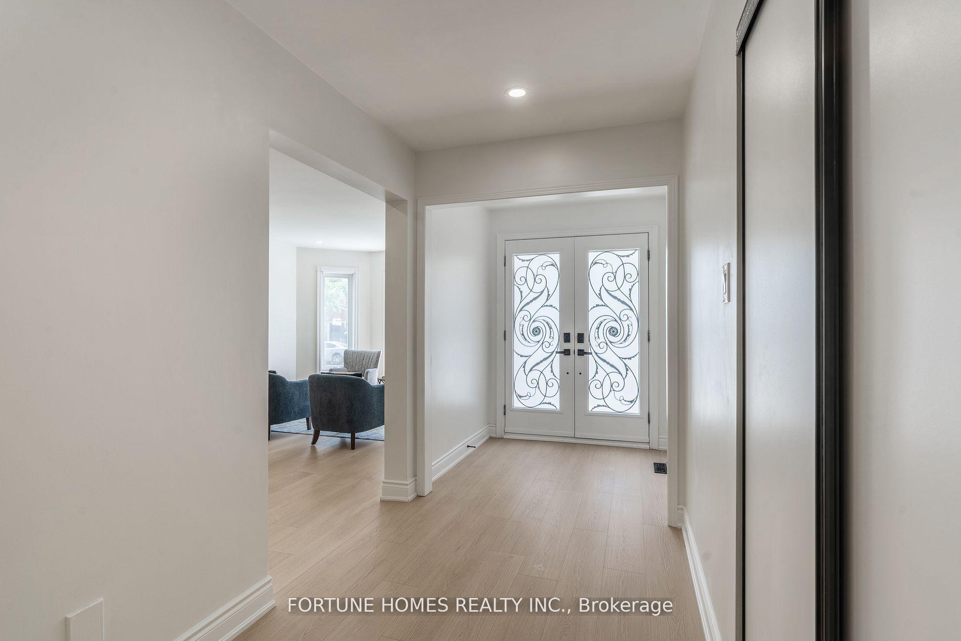 Photo 2 of 31 Ortona Drive, Brampton, Fletcher's Creek South — HOMEH