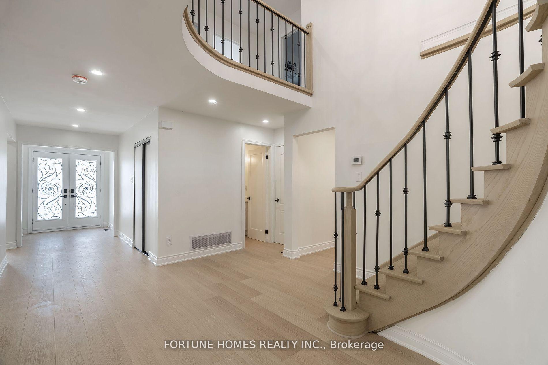 Photo 3 of 31 Ortona Drive, Brampton, Fletcher's Creek South — HOMEH