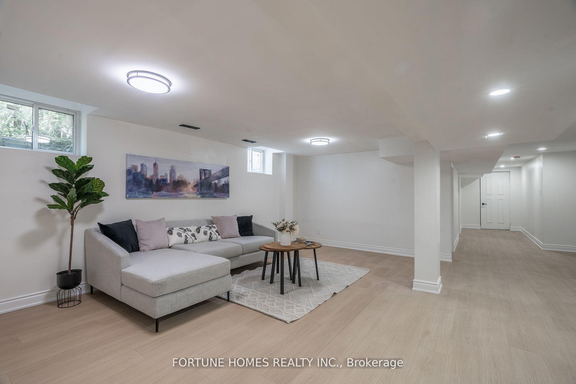 Photo 7 of 31 Ortona Drive, Brampton, Fletcher's Creek South — HOMEH