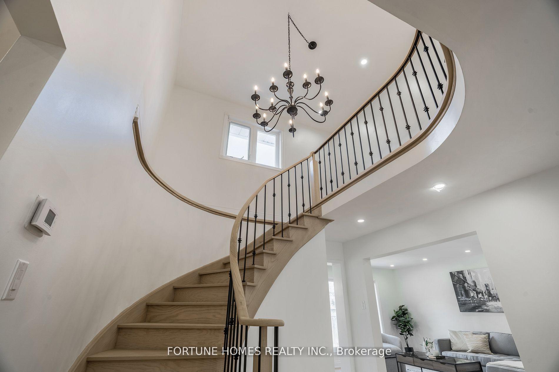Photo 5 of 31 Ortona Drive, Brampton, Fletcher's Creek South — HOMEH