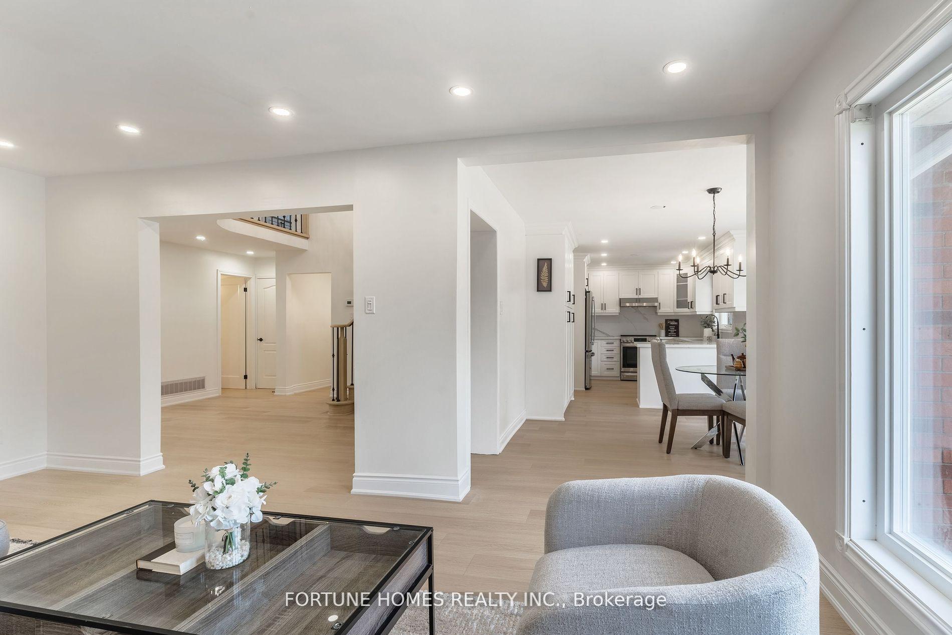 Photo 8 of 31 Ortona Drive, Brampton, Fletcher's Creek South — HOMEH
