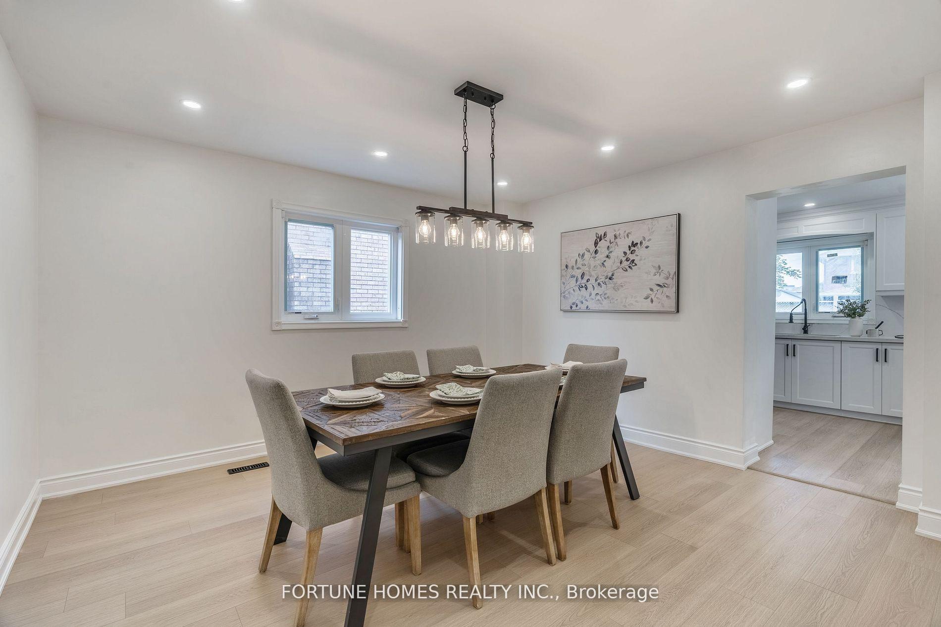 Photo 10 of 31 Ortona Drive, Brampton, Fletcher's Creek South — HOMEH