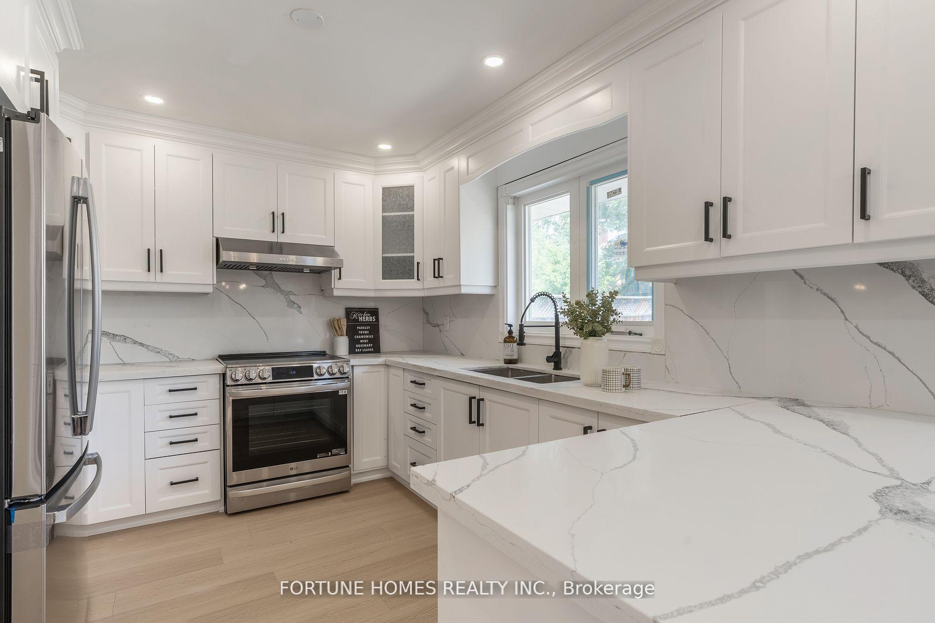 Photo 13 of 31 Ortona Drive, Brampton, Fletcher's Creek South — HOMEH
