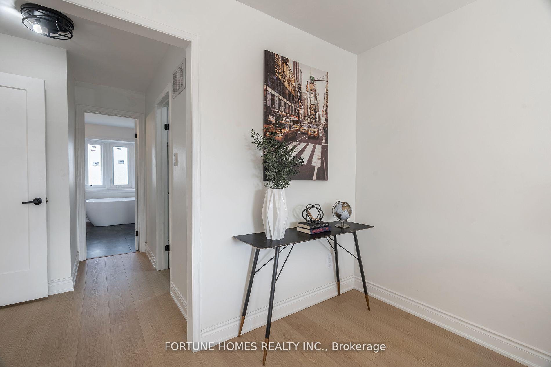 Photo 16 of 31 Ortona Drive, Brampton, Fletcher's Creek South — HOMEH