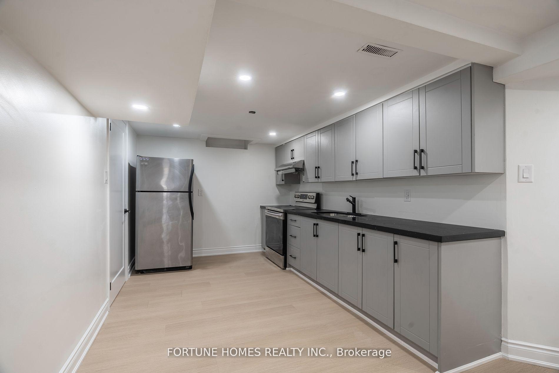 Photo 48 of 31 Ortona Drive, Brampton, Fletcher's Creek South — HOMEH