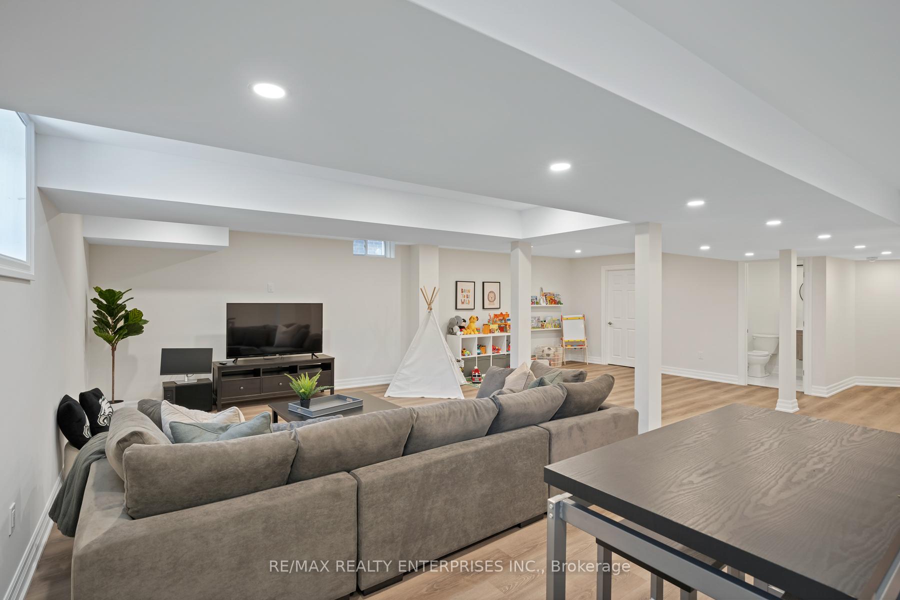 Photo 30 of 15 Botelho Circle, Aurora, Bayview Southeast — HOMEH