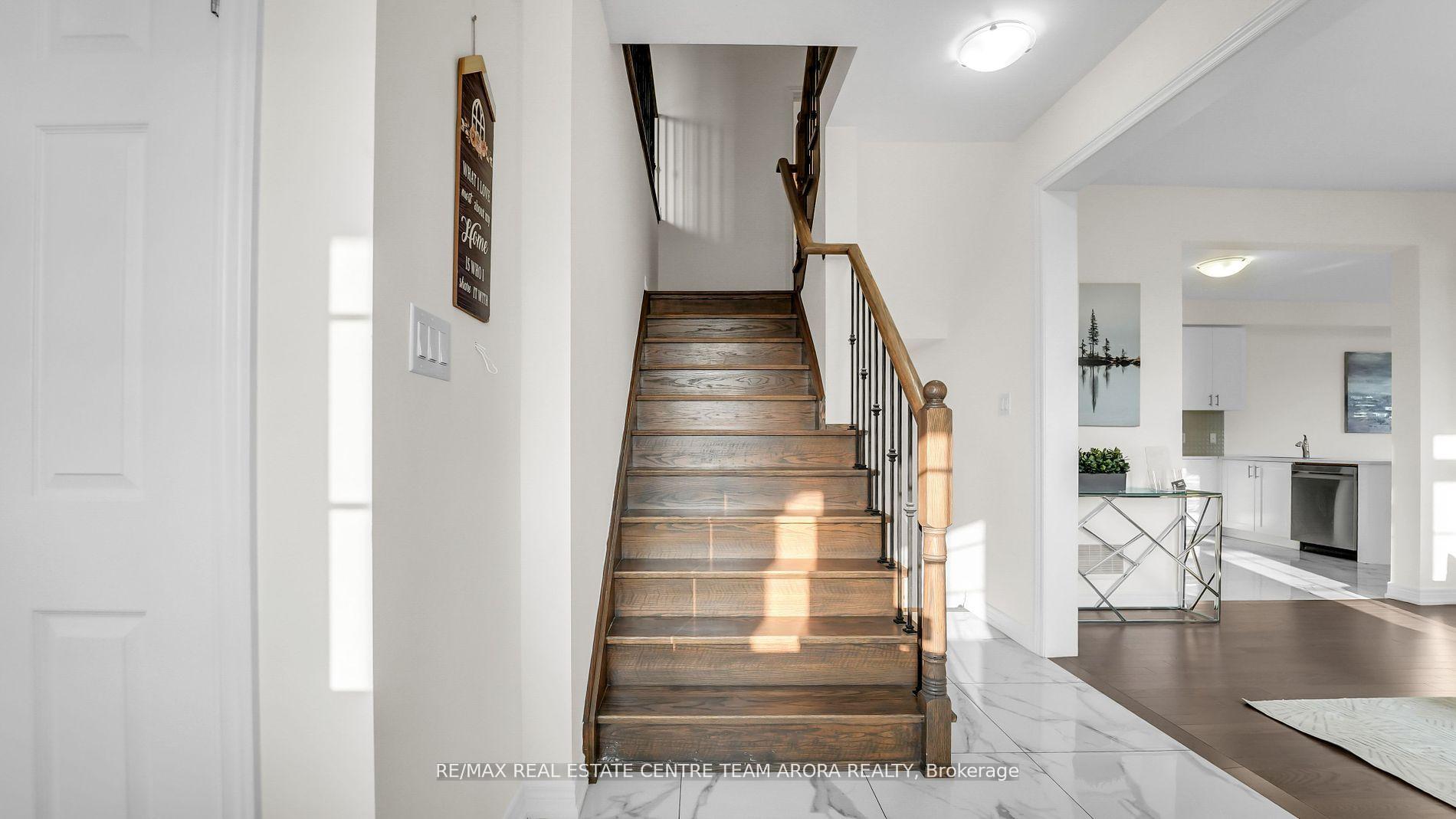 Photo 2 of 33 Dunley Crescent, Brampton, Credit Valley — HOMEH