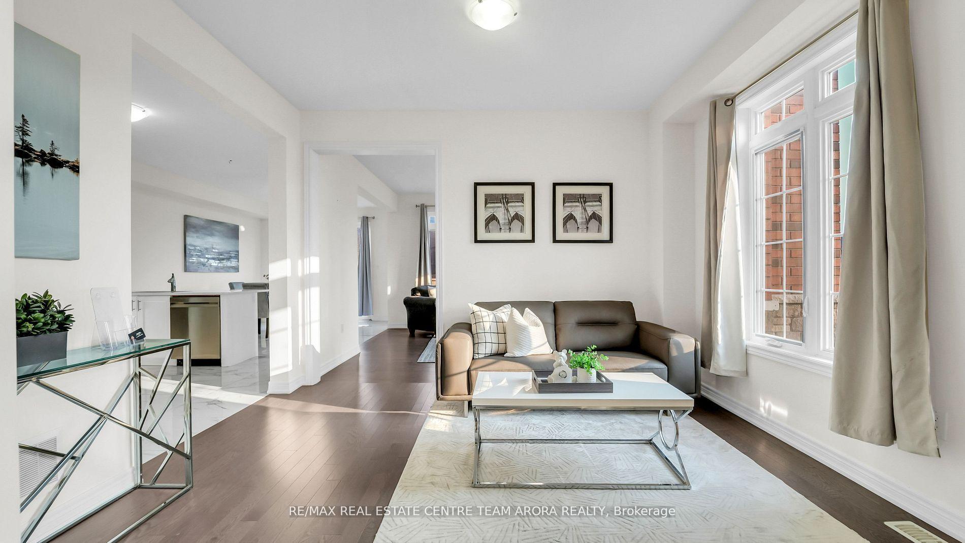 Photo 4 of 33 Dunley Crescent, Brampton, Credit Valley — HOMEH