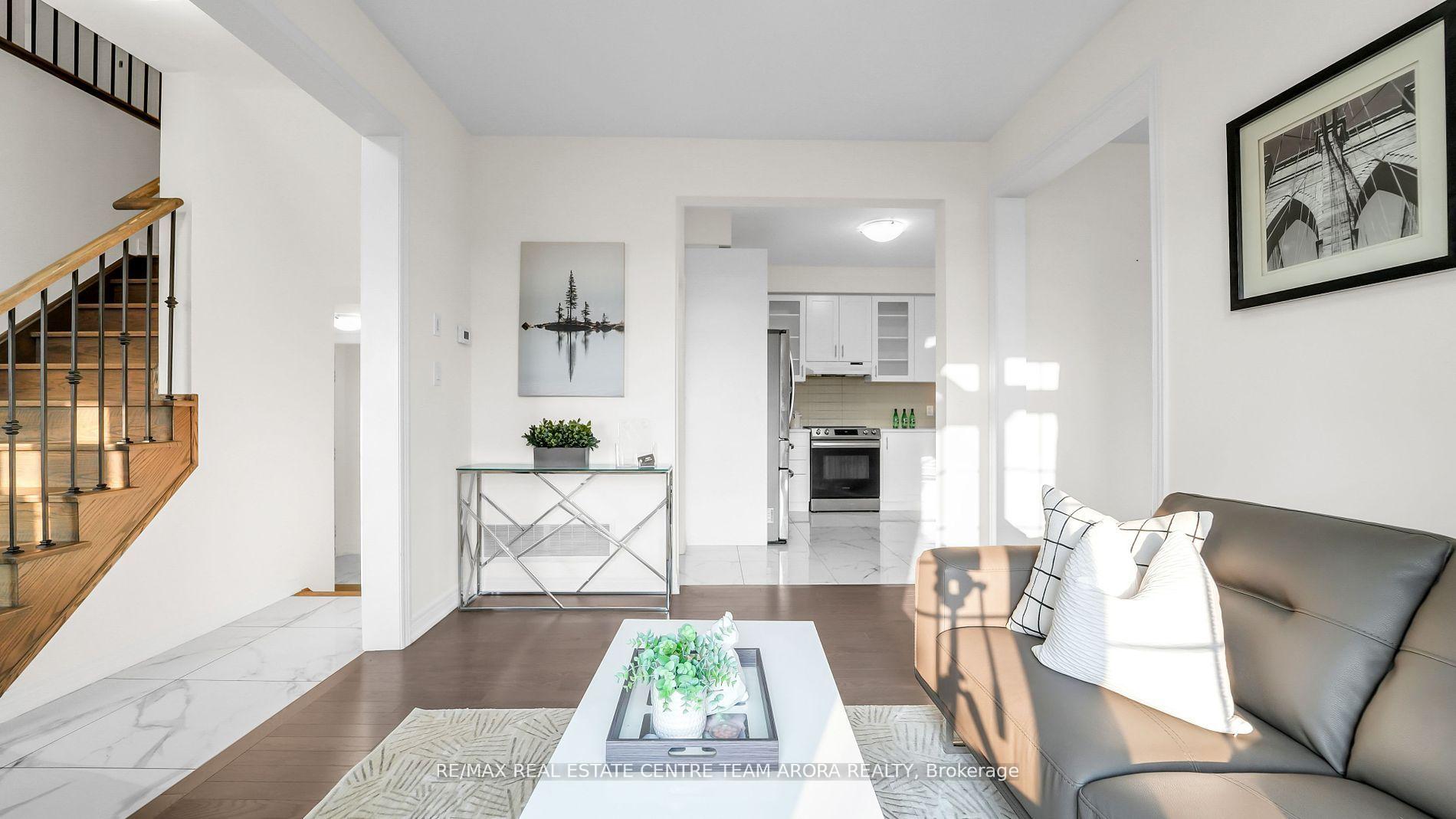 Photo 10 of 33 Dunley Crescent, Brampton, Credit Valley — HOMEH