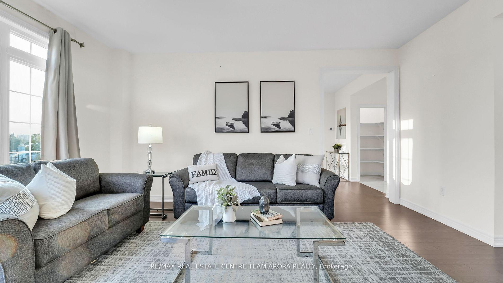 Photo 8 of 33 Dunley Crescent, Brampton, Credit Valley — HOMEH