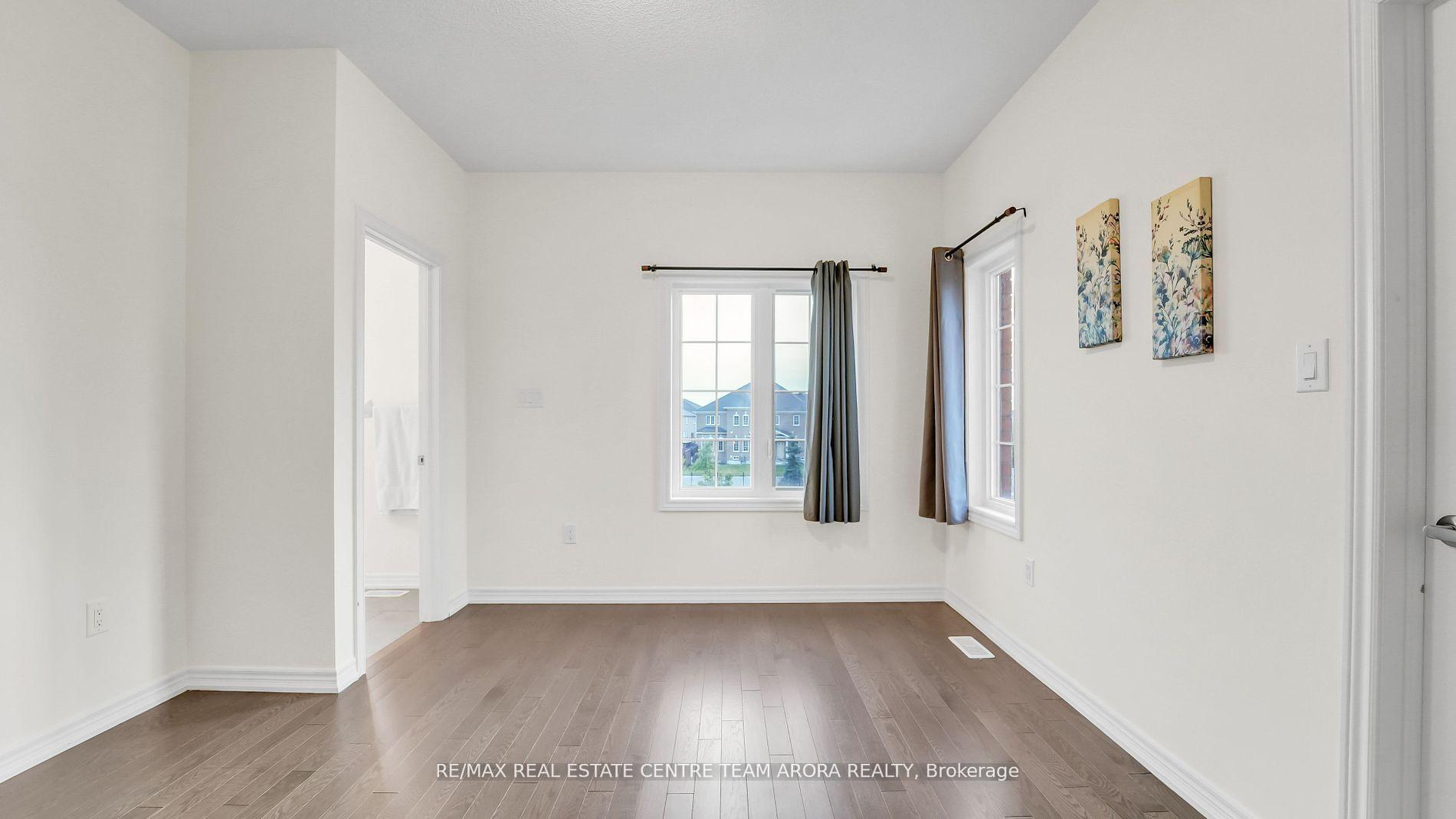 Photo 35 of 33 Dunley Crescent, Brampton, Credit Valley — HOMEH