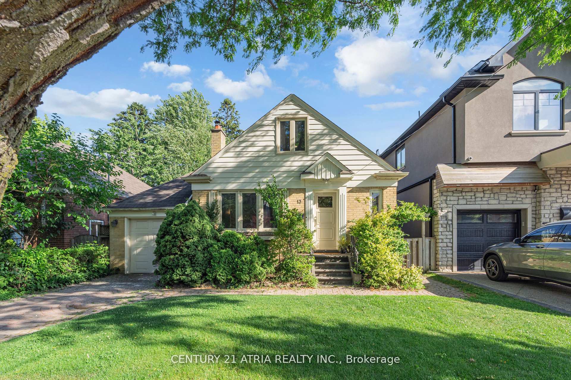 Photo 2 of 13 Sunnydale Drive S, Etobicoke, Stonegate-Queensway — HOMEH
