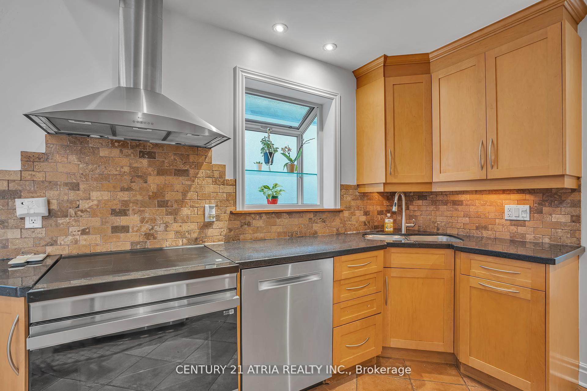 Photo 7 of 13 Sunnydale Drive S, Etobicoke, Stonegate-Queensway — HOMEH