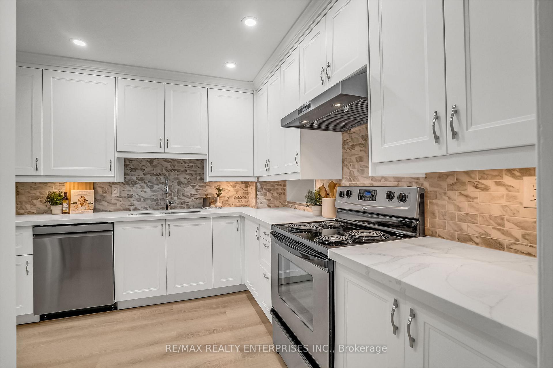 Photo 15 of 4 Wesmorland Avenue, Brampton, Heart Lake West — HOMEH