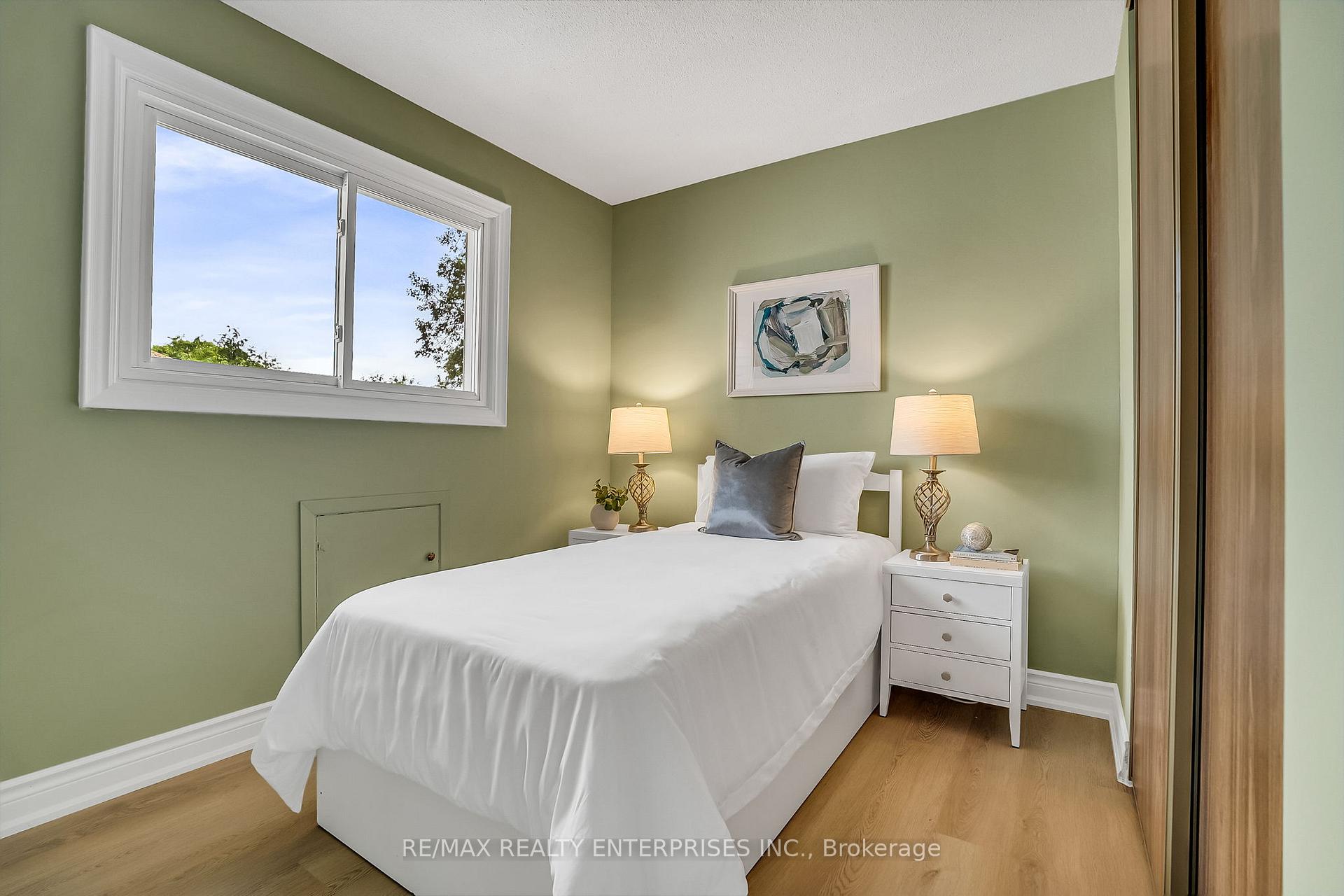Photo 9 of 4 Wesmorland Avenue, Brampton, Heart Lake West — HOMEH