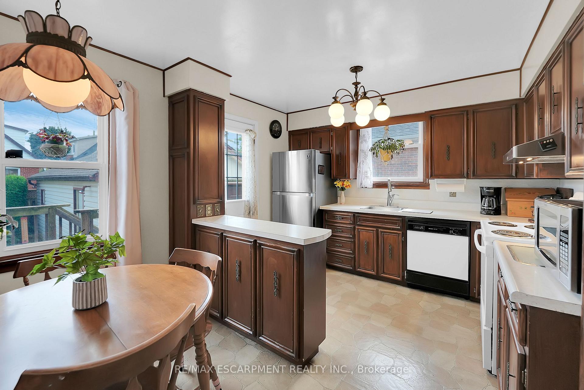 Photo 3 of 175 Garside Avenue S, Hamilton, Bartonville — HOMEH