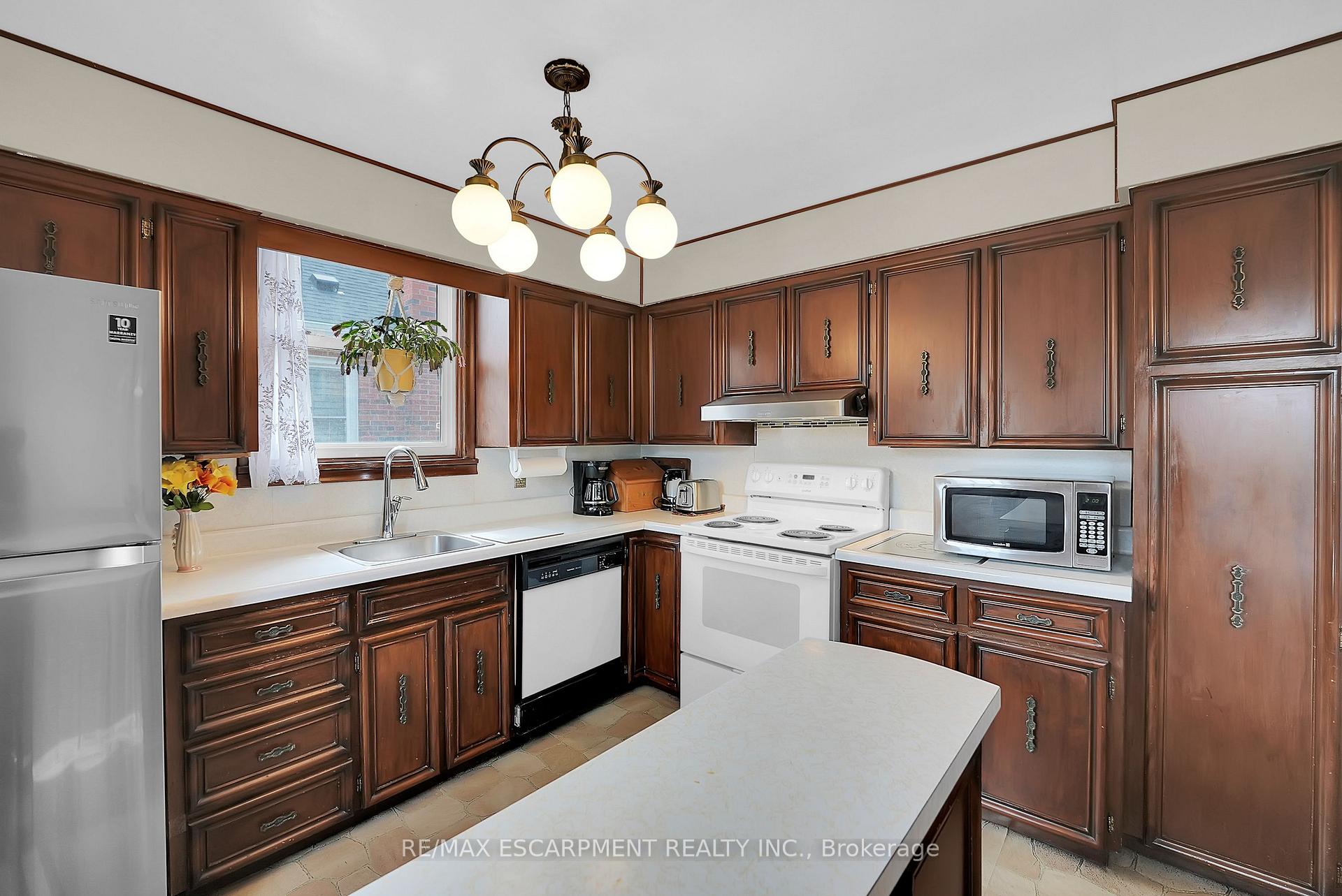 Photo 11 of 175 Garside Avenue S, Hamilton, Bartonville — HOMEH