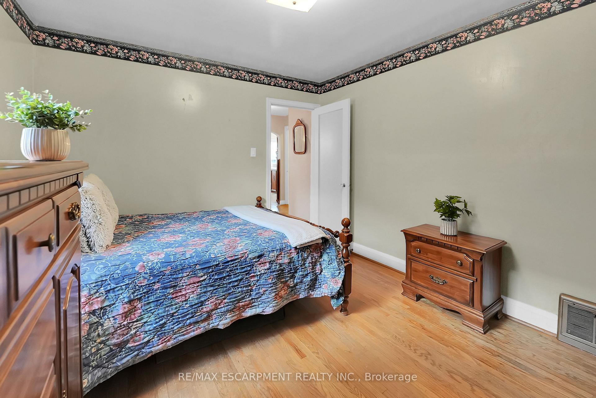 Photo 14 of 175 Garside Avenue S, Hamilton, Bartonville — HOMEH