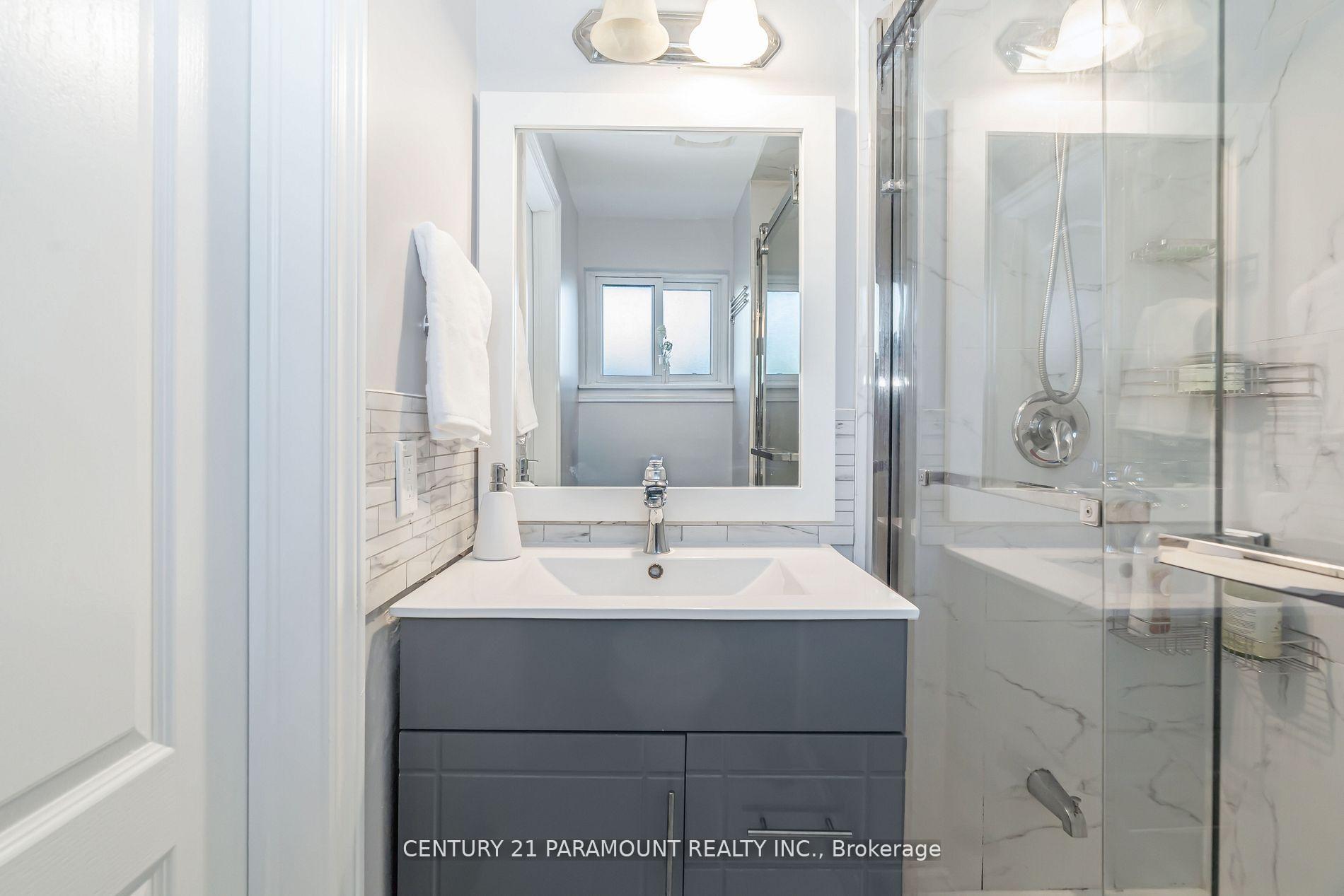 Photo 10 of 4 Beechwood Crescent, Brampton, Avondale — HOMEH