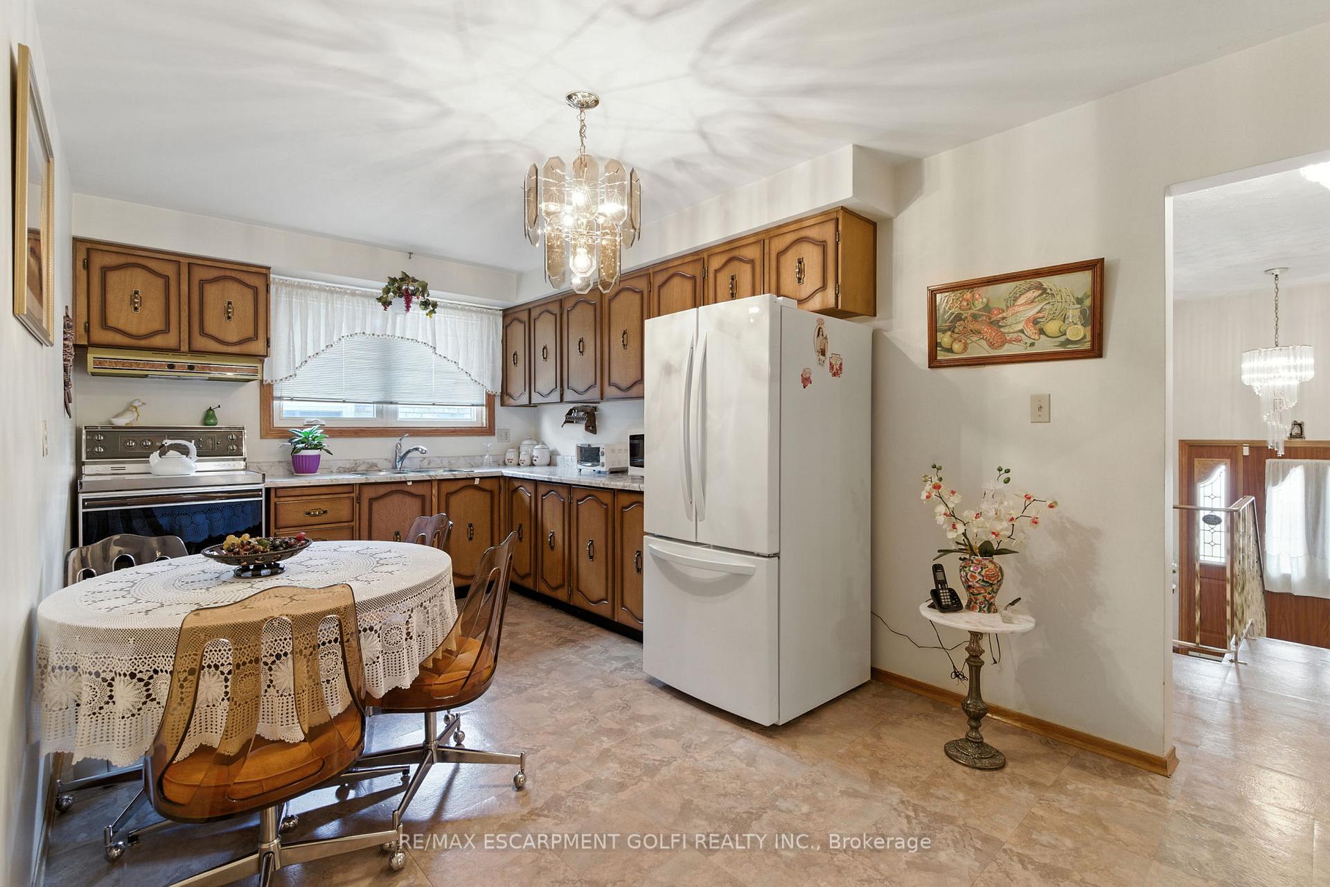 Photo 13 of 31 Village Drive, Hamilton, Kentley — HOMEH