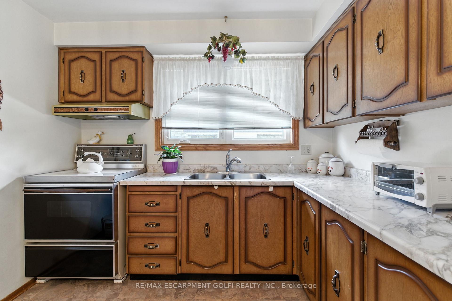 Photo 10 of 31 Village Drive, Hamilton, Kentley — HOMEH