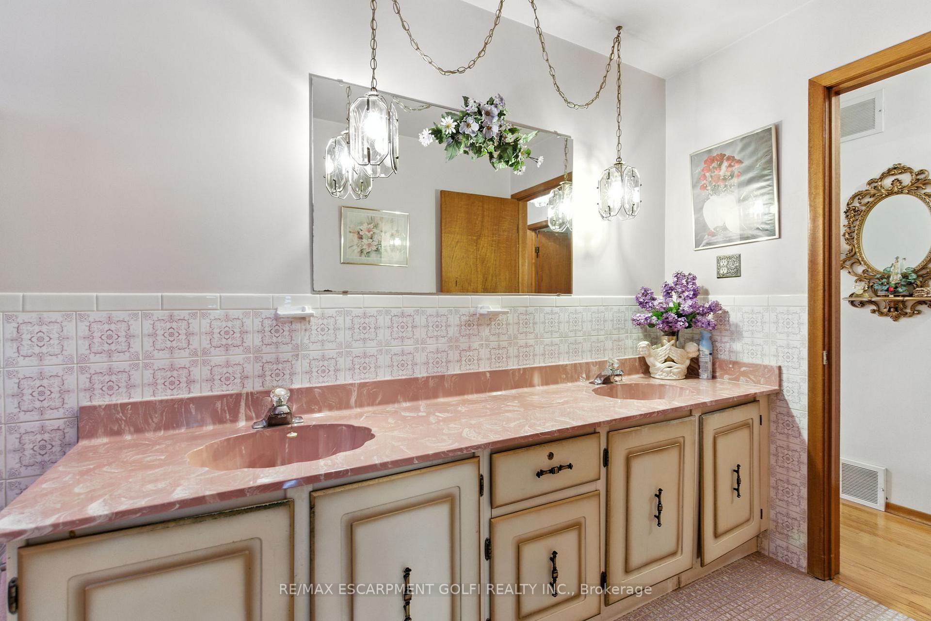 Photo 17 of 31 Village Drive, Hamilton, Kentley — HOMEH