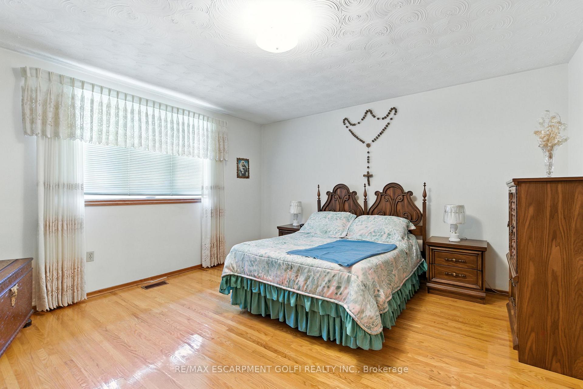 Photo 16 of 31 Village Drive, Hamilton, Kentley — HOMEH