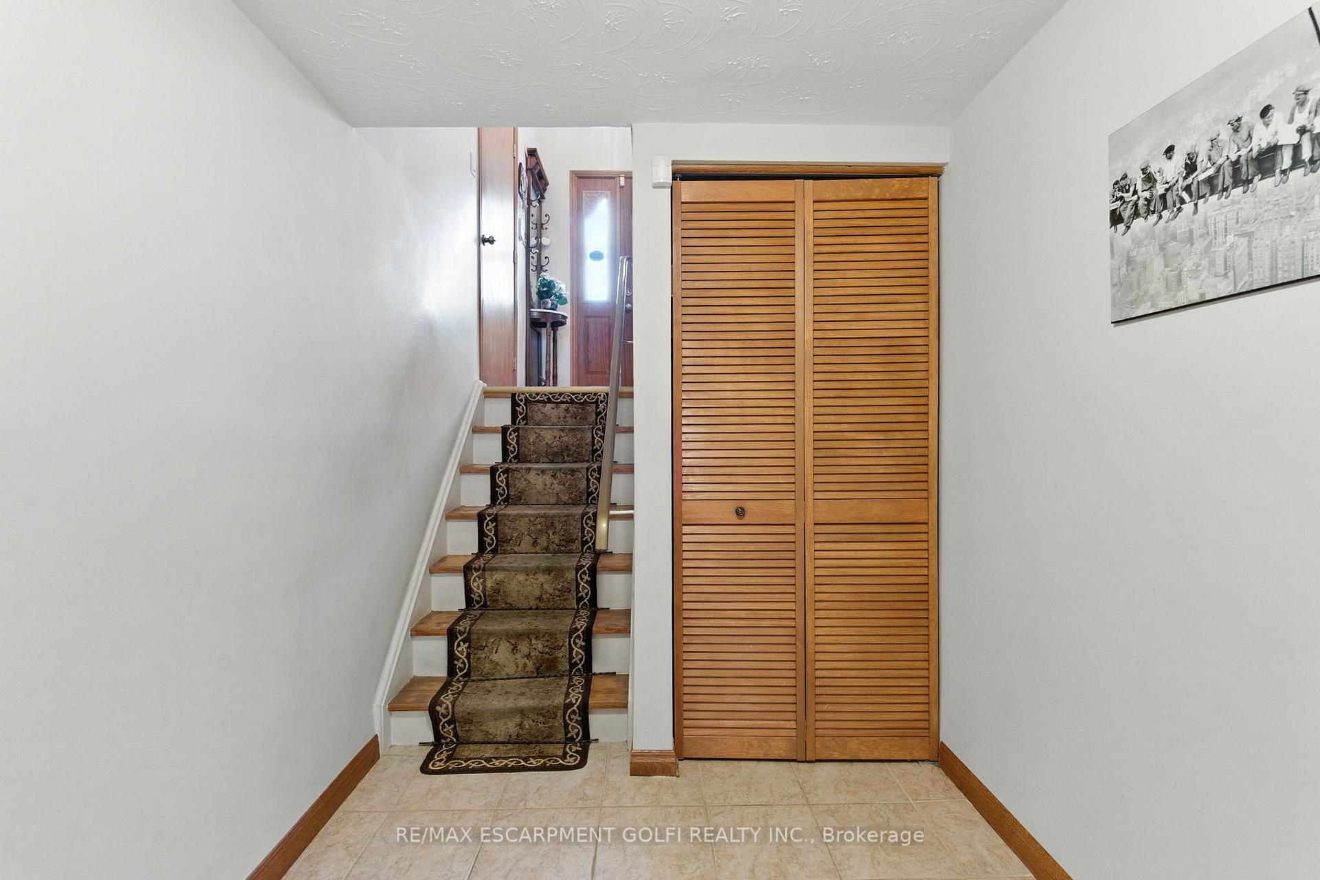 Photo 15 of 31 Village Drive, Hamilton, Kentley — HOMEH
