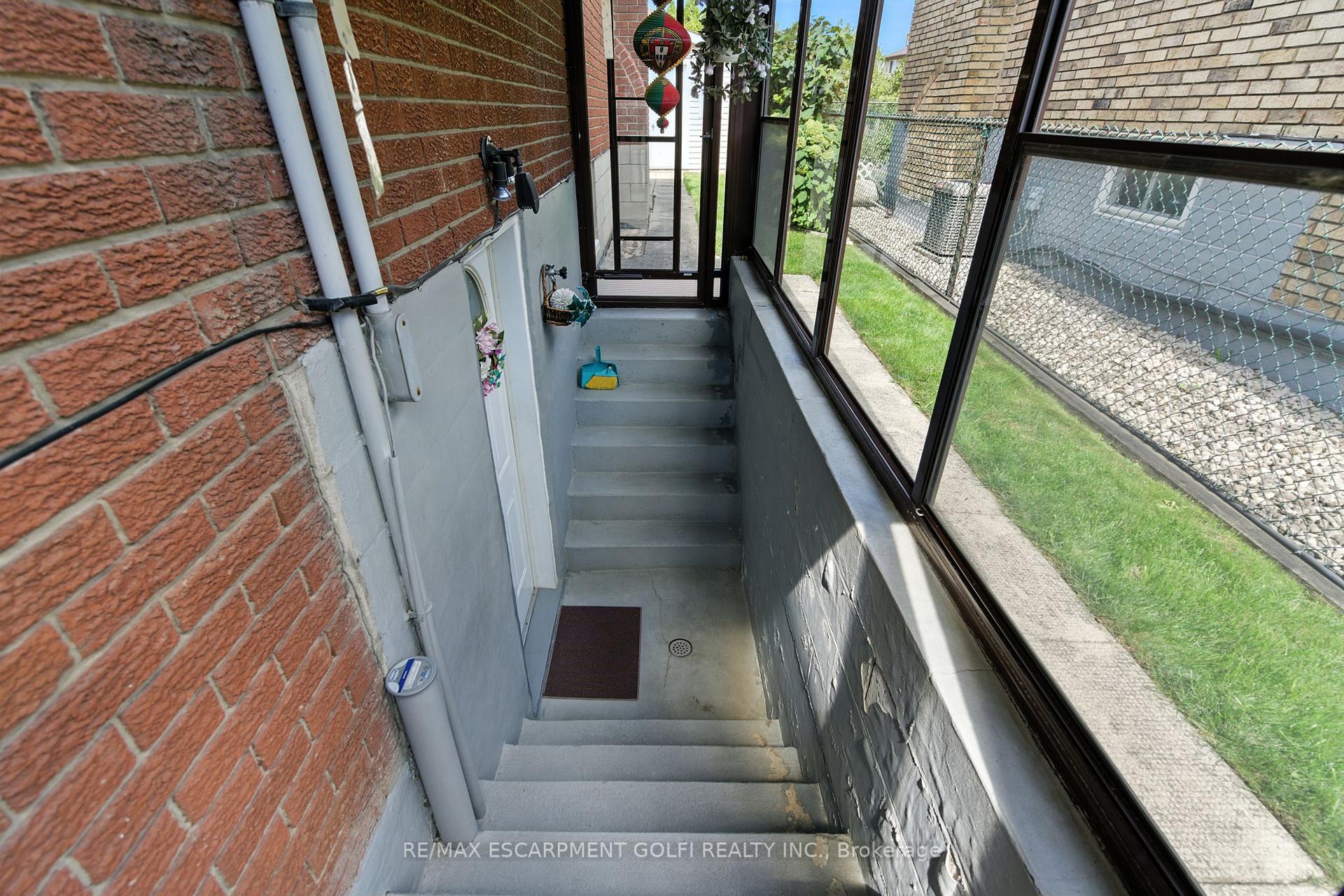 Photo 20 of 31 Village Drive, Hamilton, Kentley — HOMEH