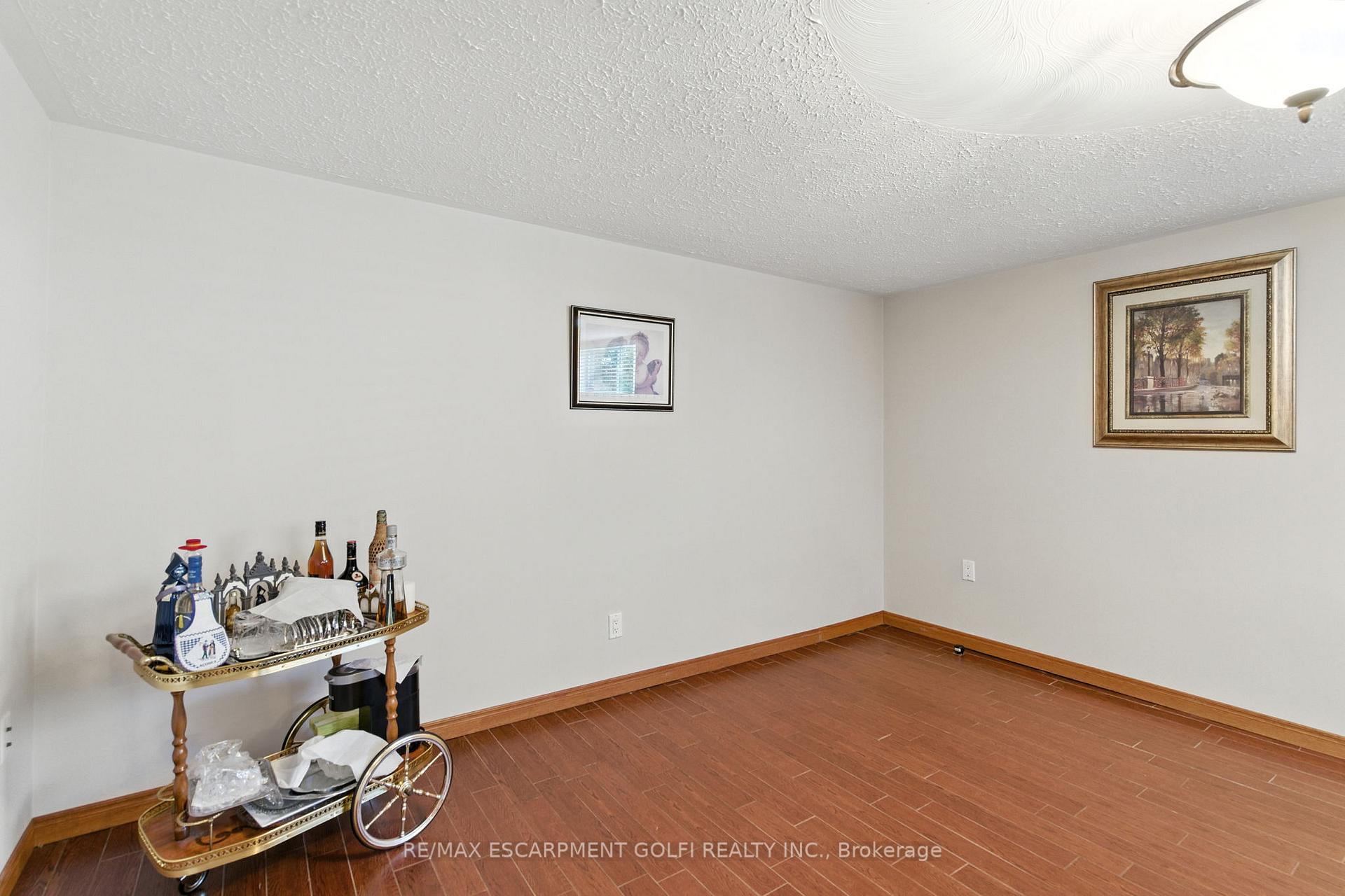 Photo 34 of 31 Village Drive, Hamilton, Kentley — HOMEH