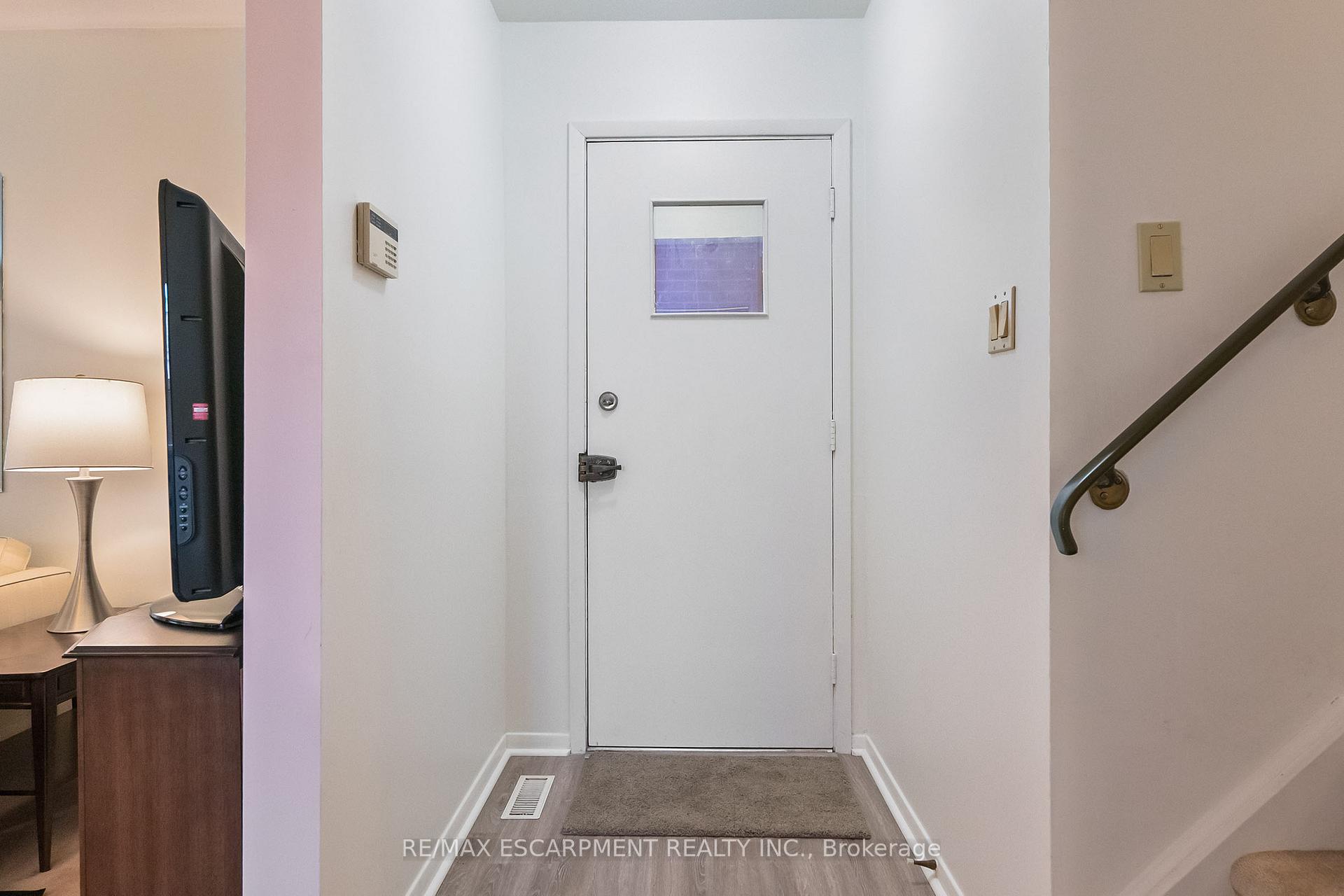 Photo 4 of 45 Dunblaine Crescent, Brampton, Southgate — HOMEH