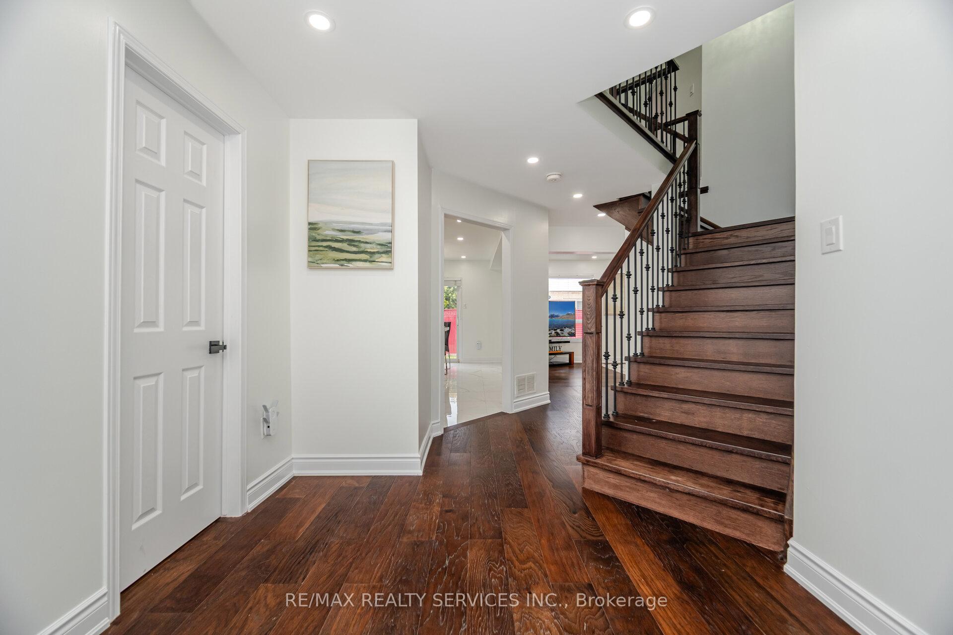 Photo 5 of 12 Woodvalley Drive, Brampton, Fletcher's Meadow — HOMEH