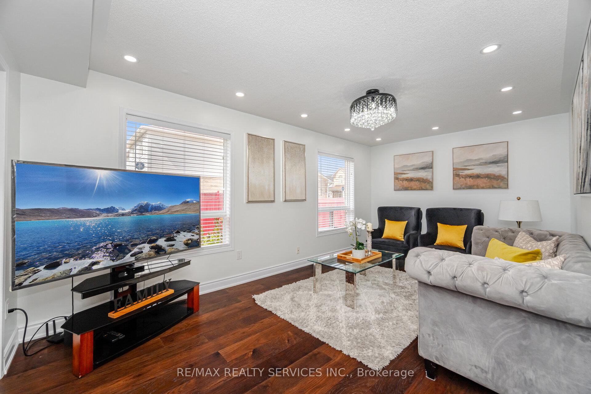 Photo 2 of 12 Woodvalley Drive, Brampton, Fletcher's Meadow — HOMEH