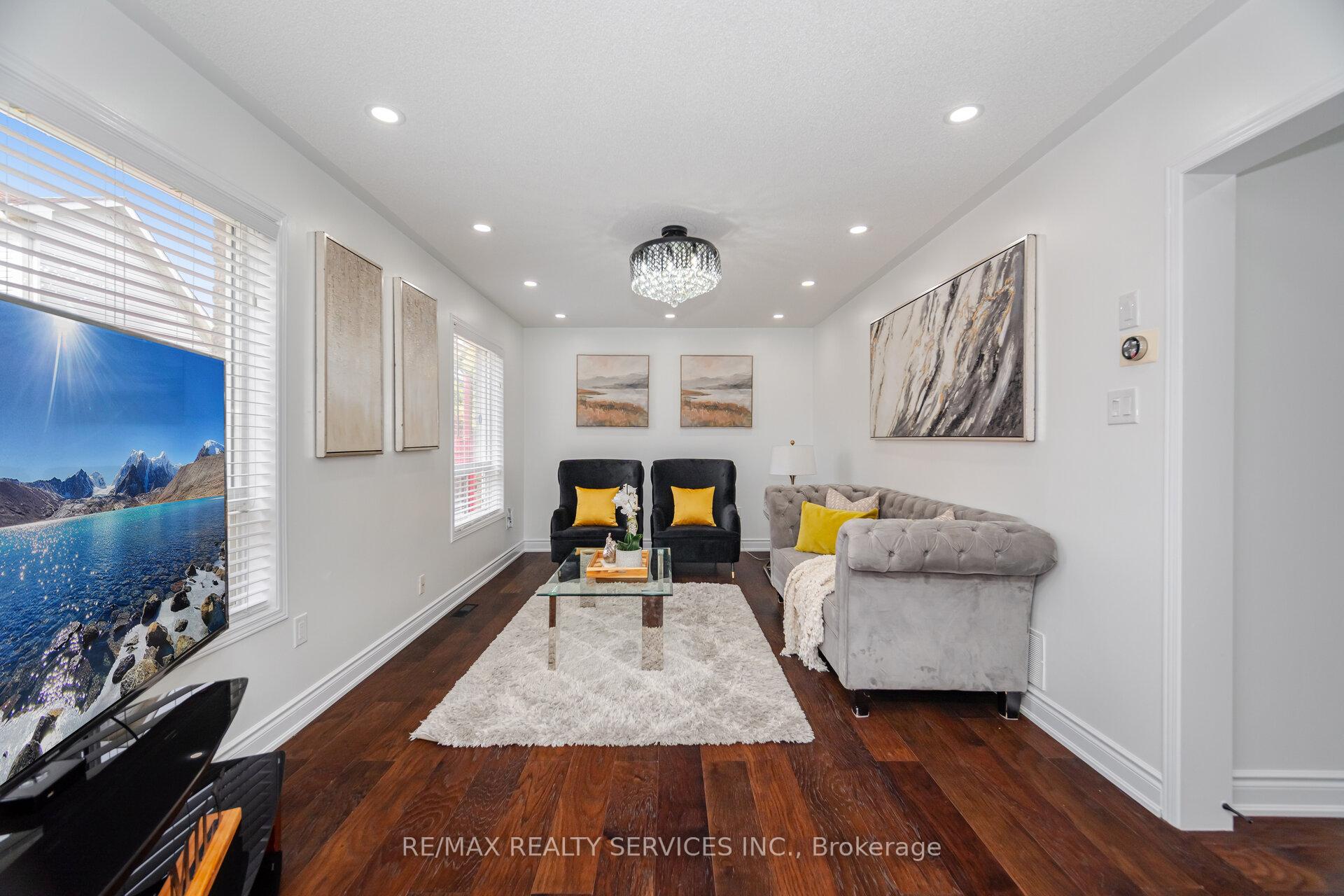 Photo 3 of 12 Woodvalley Drive, Brampton, Fletcher's Meadow — HOMEH