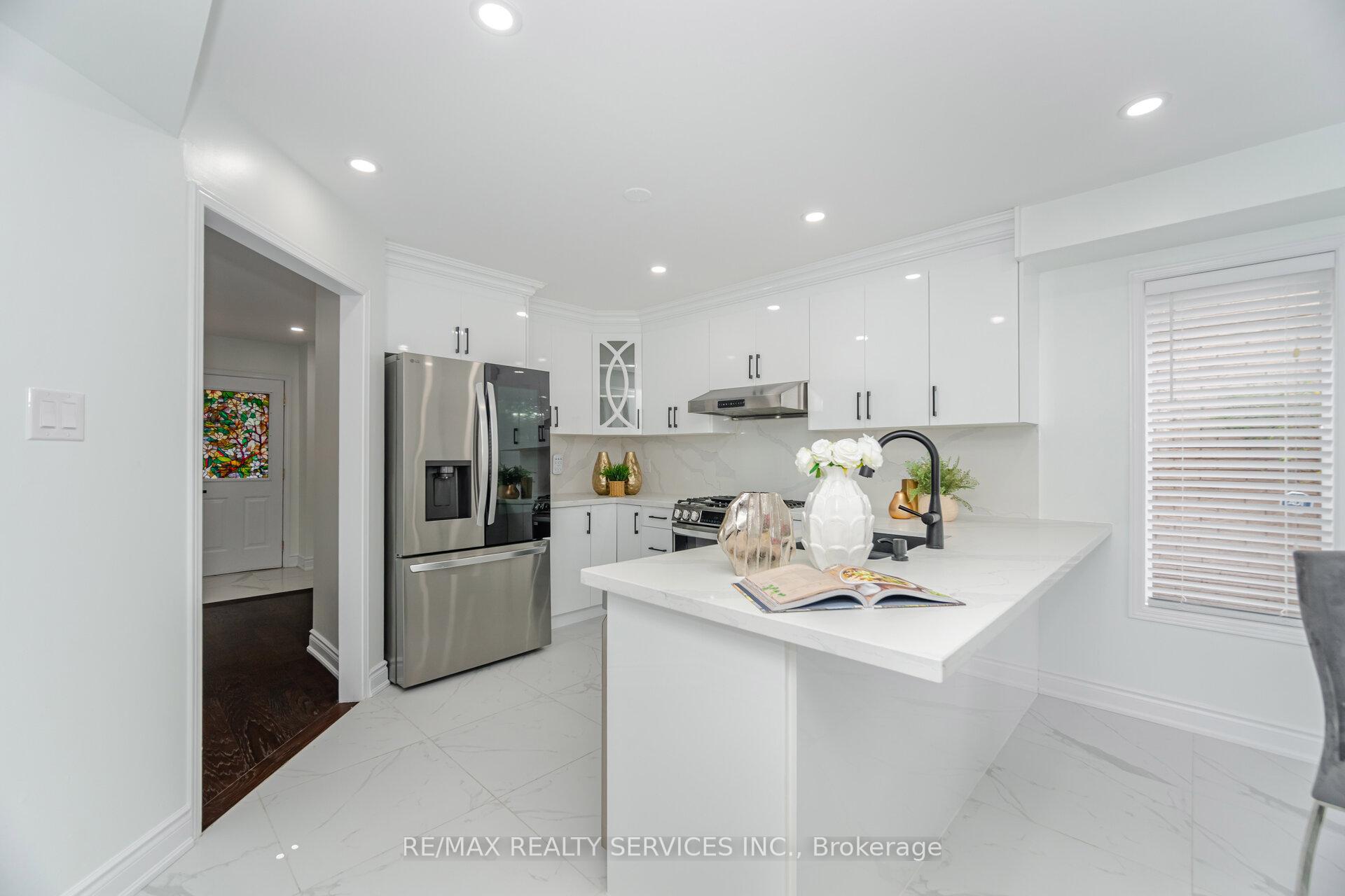 Photo 10 of 12 Woodvalley Drive, Brampton, Fletcher's Meadow — HOMEH