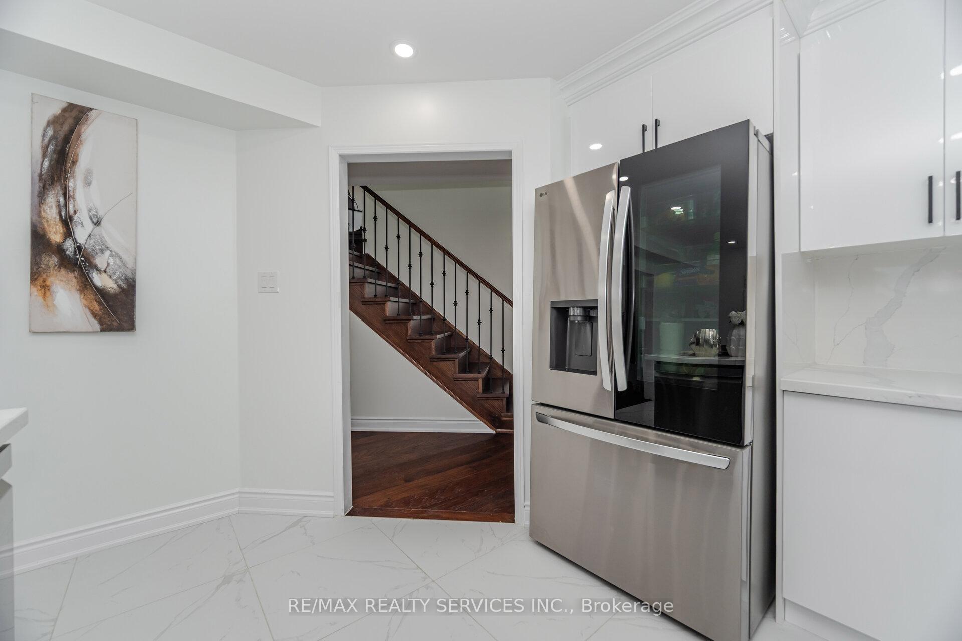 Photo 8 of 12 Woodvalley Drive, Brampton, Fletcher's Meadow — HOMEH