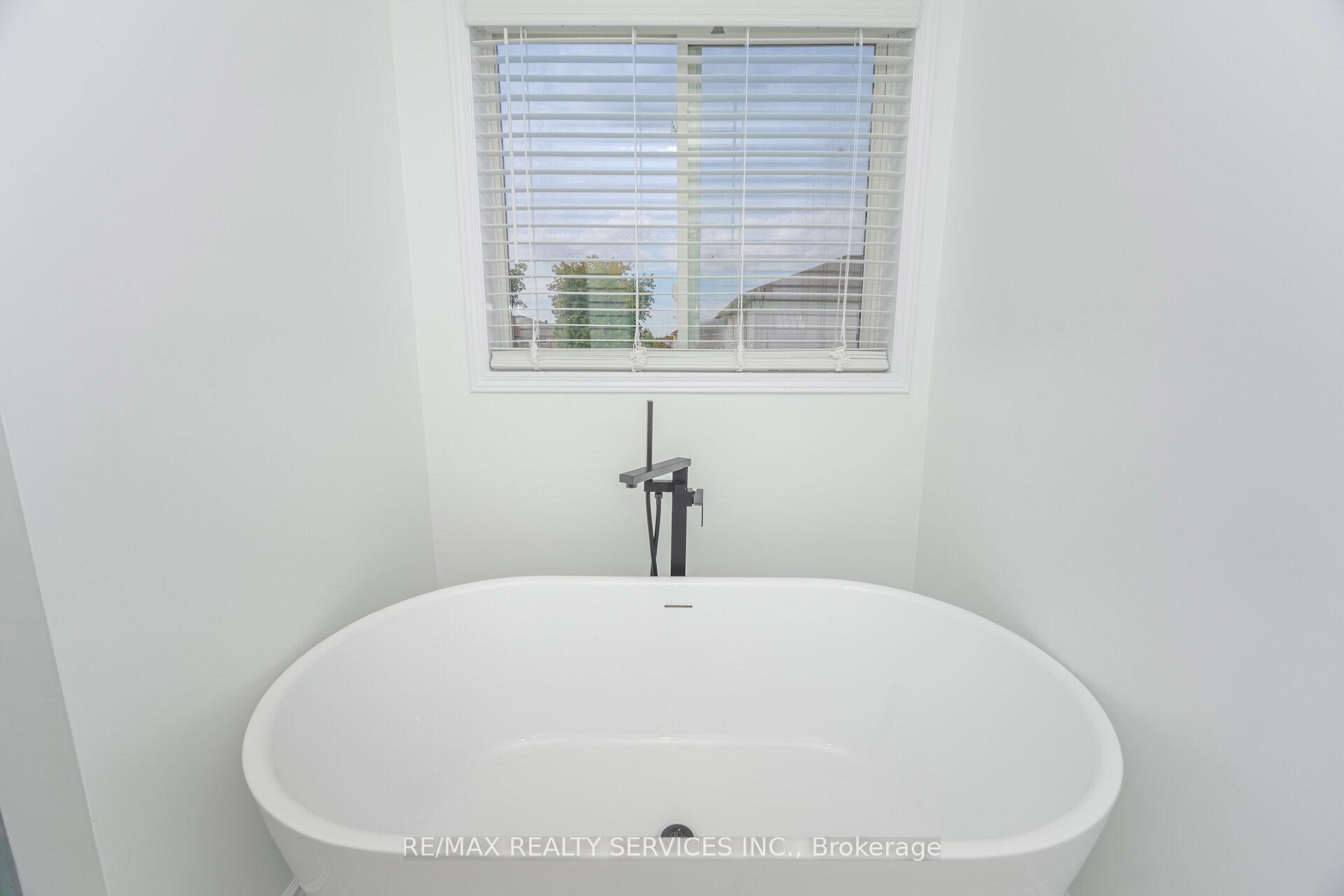 Photo 37 of 12 Woodvalley Drive, Brampton, Fletcher's Meadow — HOMEH