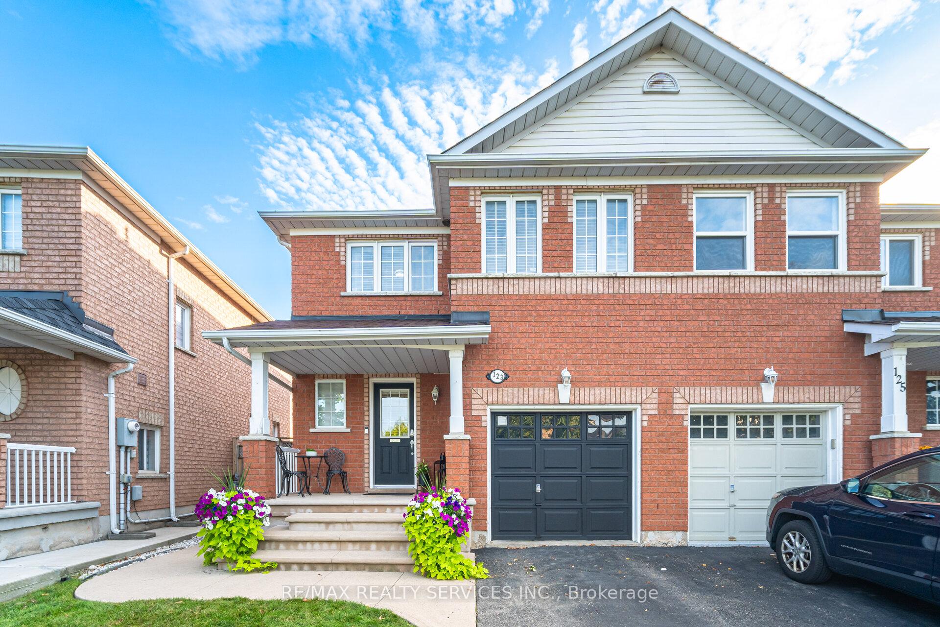 Photo 5 of 123 Farthingale Crescent, Brampton, Fletcher's Meadow — HOMEH